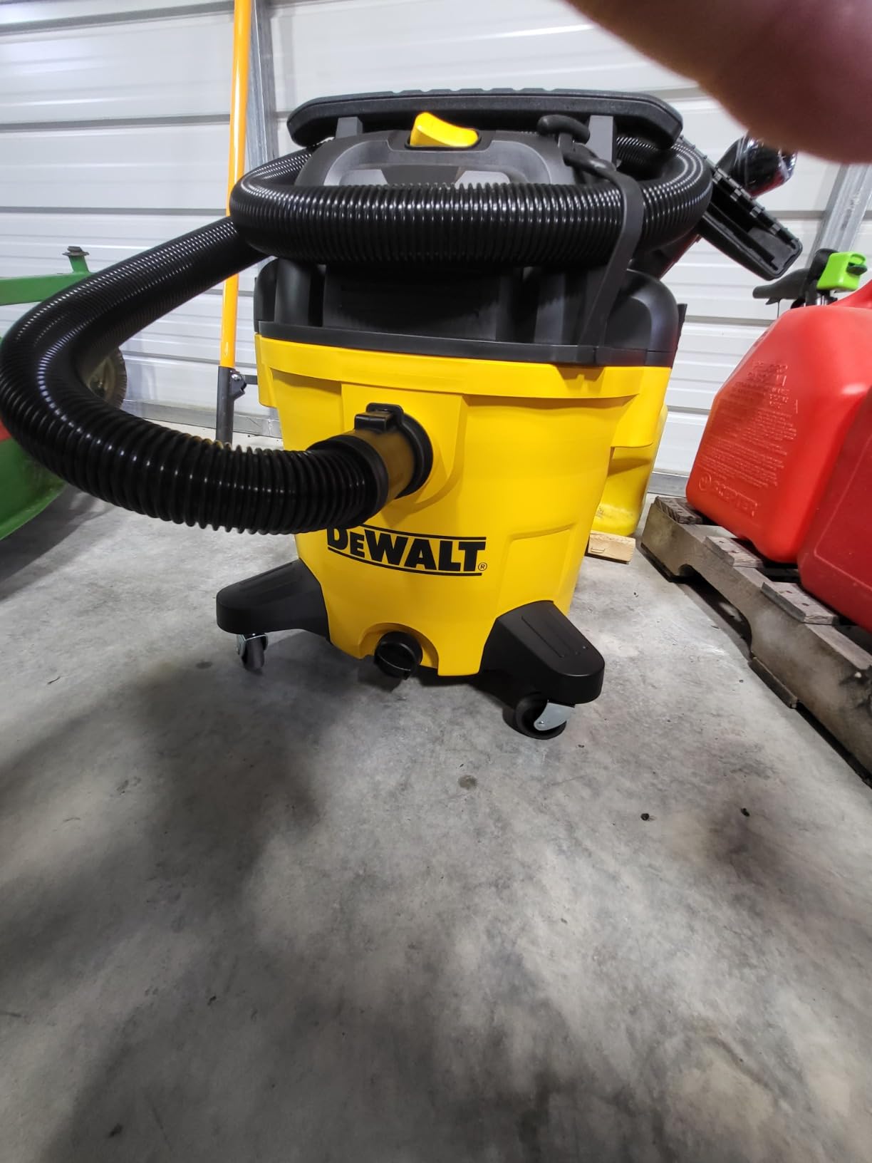DEWALT 10 Gallon Poly Wet Dry Vacuum, 5.5 HP Shop Vacuum 120V 90 CFM for Jobsite, Work Shop, Comerical Area, Garage/Warehouse etc, 10 Ft Cord Model DXV10P customer photo 1