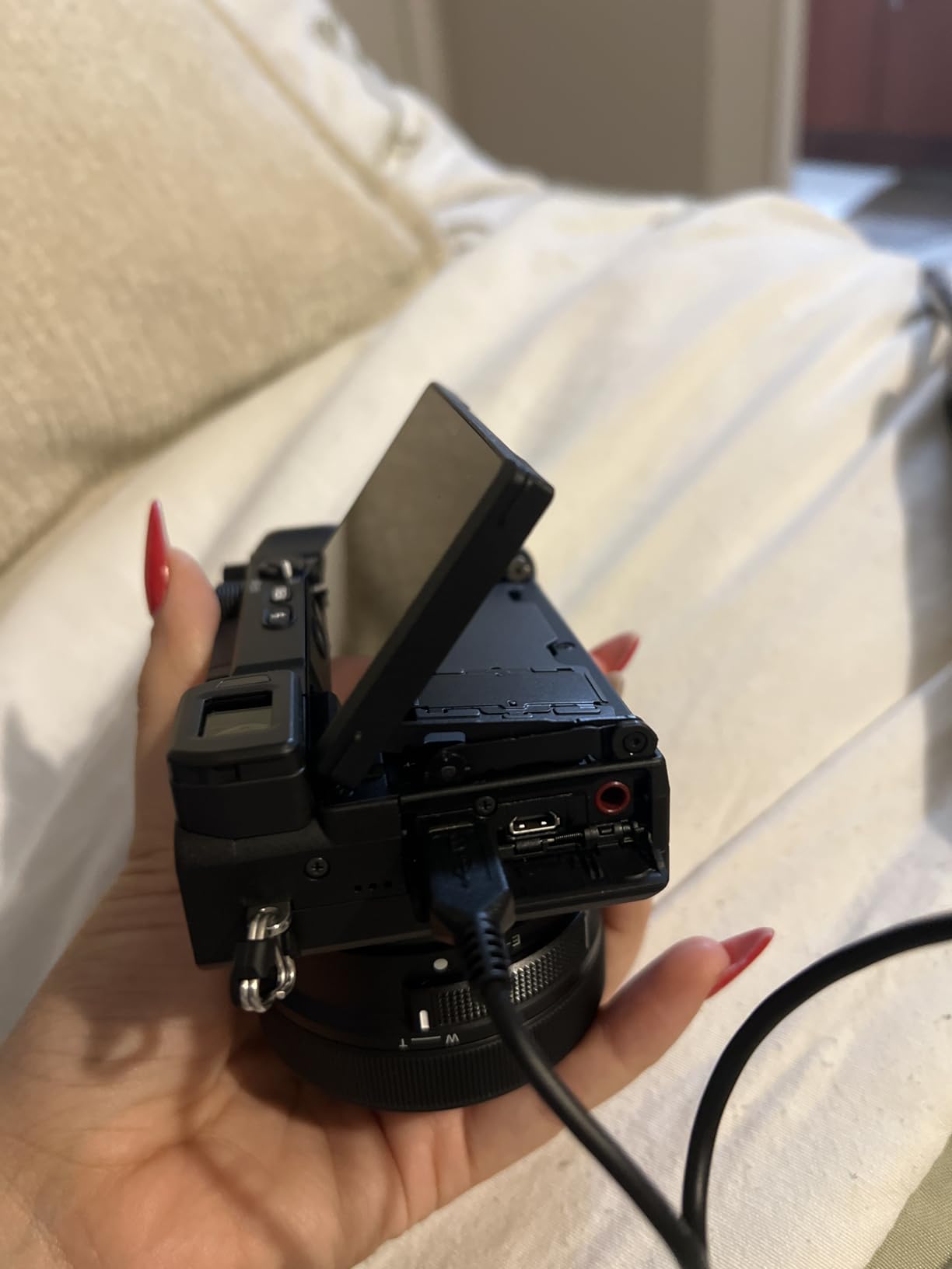 Sony Alpha a6400 Mirrorless Camera: Compact APS-C Interchangeable Lens Digital Camera with Real-Time Eye Auto Focus, 4K Video, Flip Screen & 16-50mm Lens - E Mount Compatible - ILCE-6400L/B, Black customer photo 2