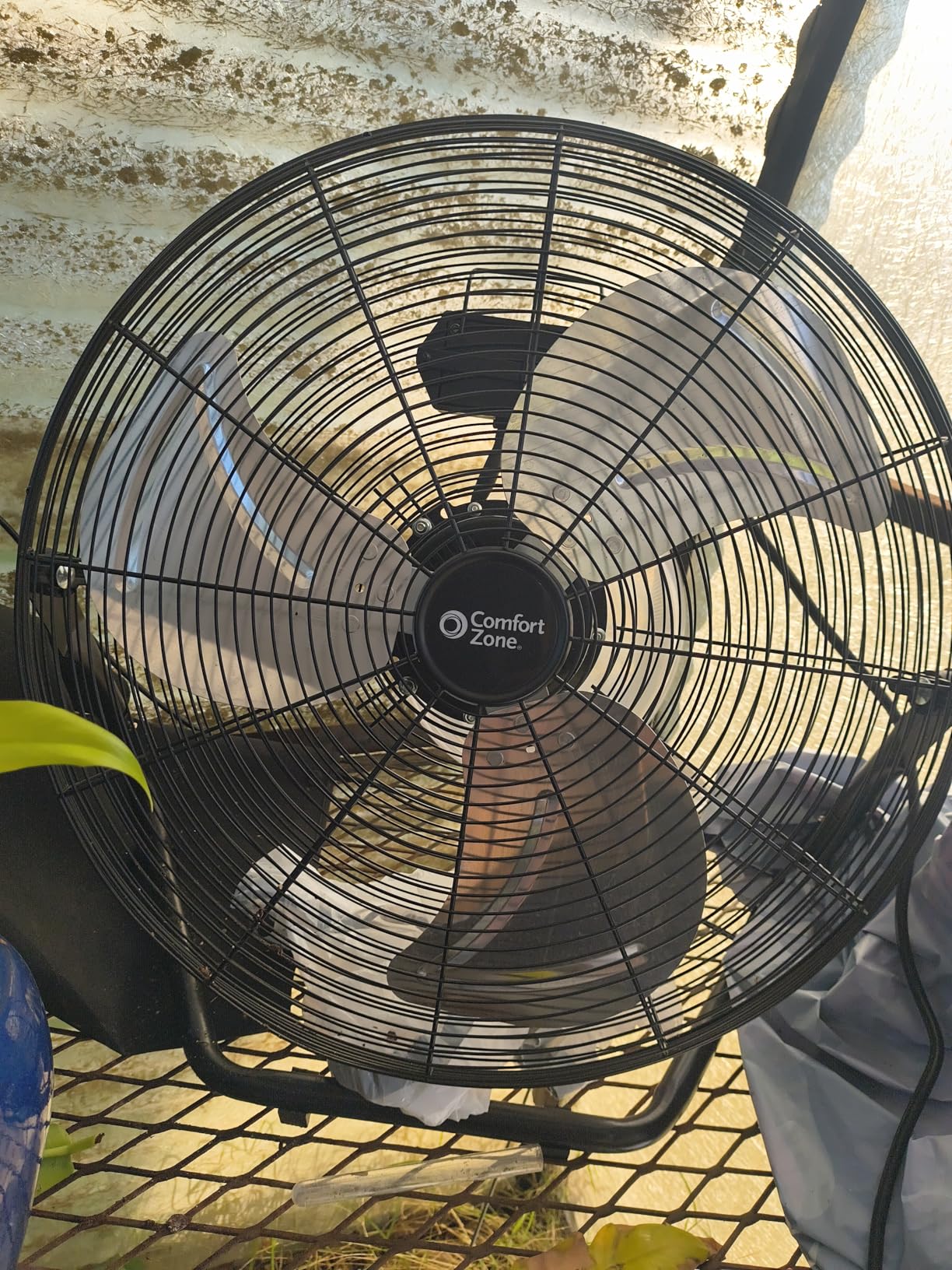 Comfort Zone Cradle Floor Fan, Electric, High-Velocity,180 Degree Adjustable Tilt, 18 inch, 3 Speed, Carry Handle, Rubber Feet, Metal, Airflow 19.36 ft/sec, Ideal for Garage or Workshop, CZHV18BK customer photo 2