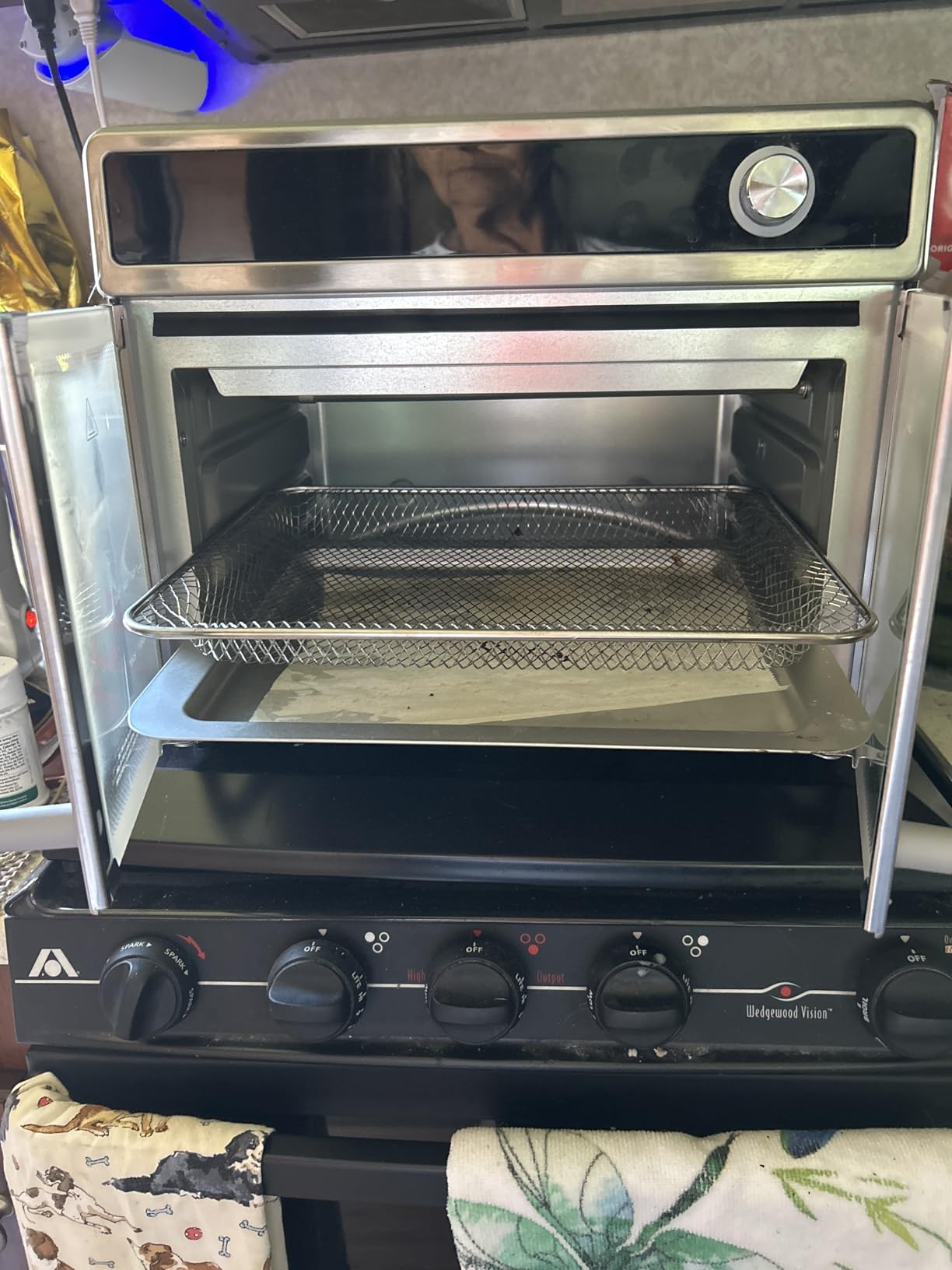 BLACK+DECKER Crisp 'N Bake Air Fryer Toaster Oven Combo, 12 in 1 Countertop Convection Oven Cooks Food Fast, Fits a Whole Pizza or 6 Toast Slices, French Doors with Stainless Steel Finish customer photo 2