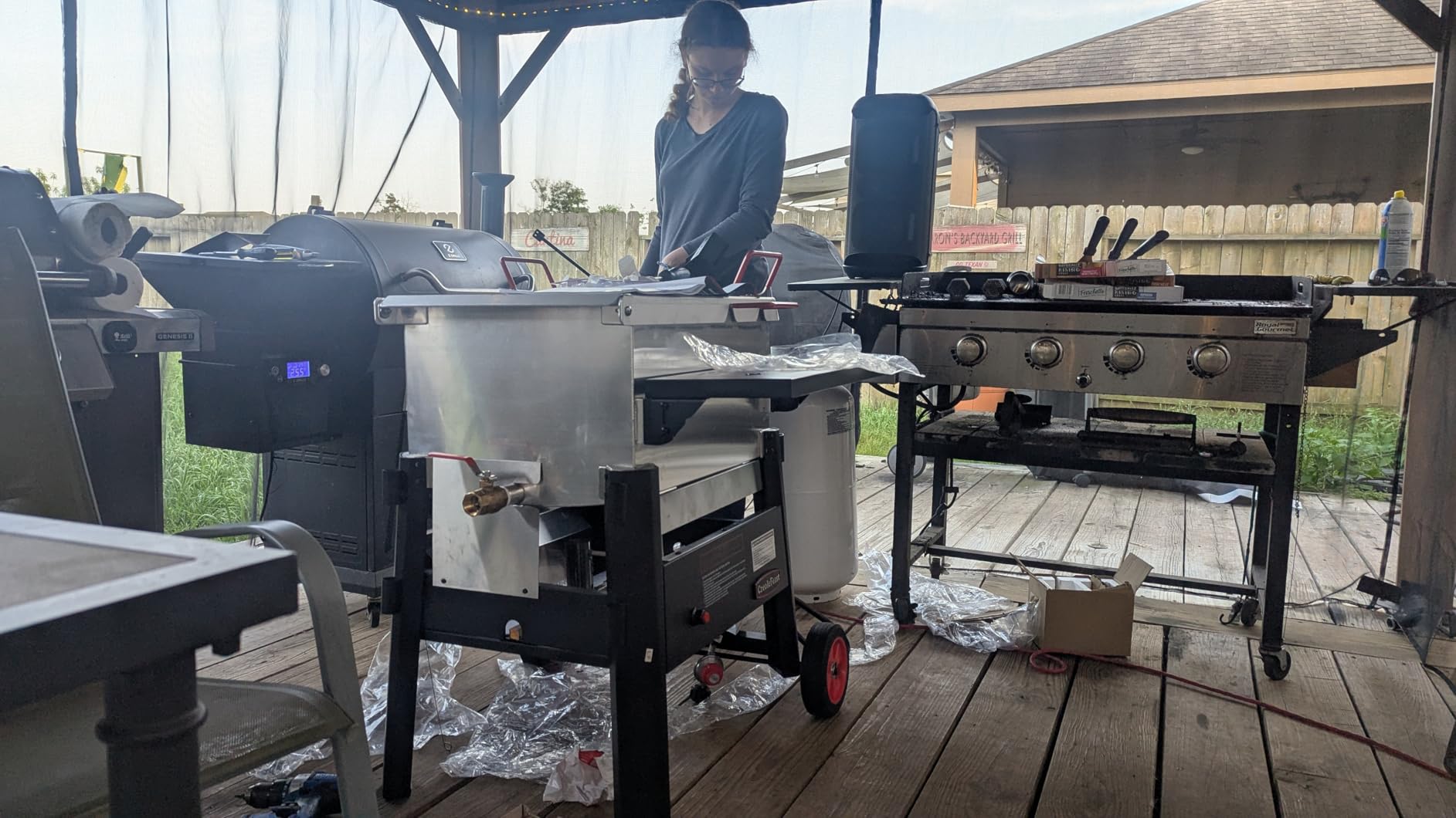 Creole Feast CFB3001 70 QT Outdoor Crawfish Boiler with Stir Paddle & Wheels, Heavy-Duty Seafood Boiler with Foldable Cylinder Bracket for Cajun Boils, Shrimp, Crab, and More, Silver & Black customer photo 1