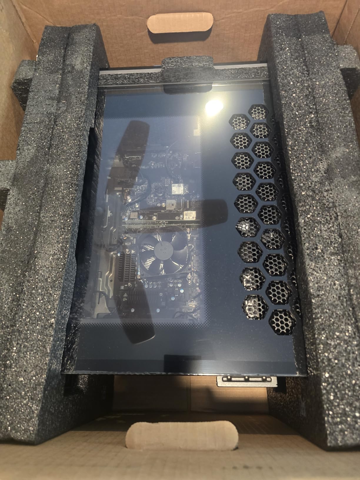 Alienware Aurora Gaming Desktop ACT1250 - Intel Core Ultra 7 265F, 32GB DDR5 RAM, 1TB SSD, NVIDIA GeForce RTX 5070, 1000W Platinum Rated PSU, Windows 11 Home customer photo 1