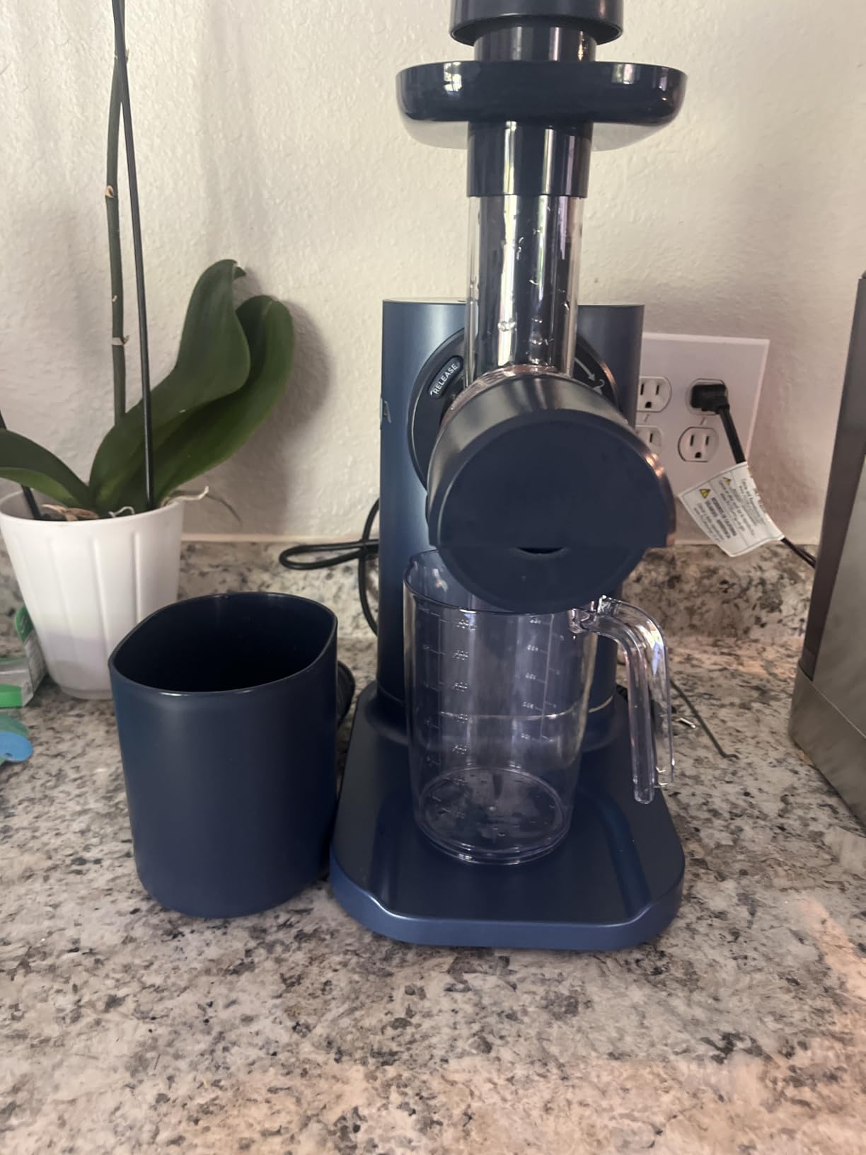 Ninja NeverClog Cold Press Juicer | Powerful Electric Slow Masticating Juicer with Pulp Control | XL Capacity | 24 oz. Juice Jug & 36 oz. Pulp Container | Dishwasher Safe | Navy | 150W customer photo 1