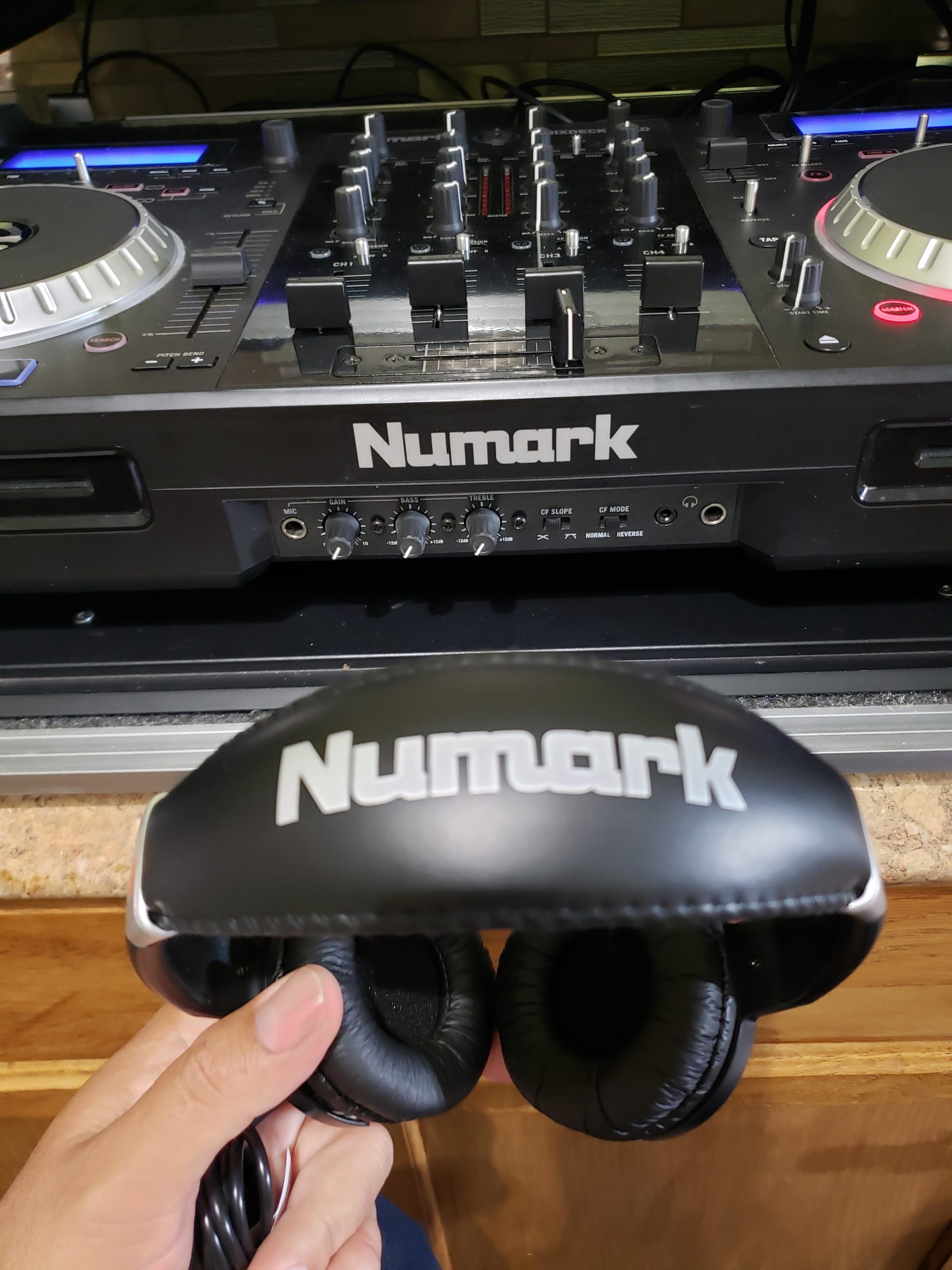 Numark HF125 Closed-Back DJ Headphones | 40mm Drivers, Comfortable Ear Pads, 3m Cable, Closed-Back Design, for Monitoring, Mixing and Audio Playback customer photo 2
