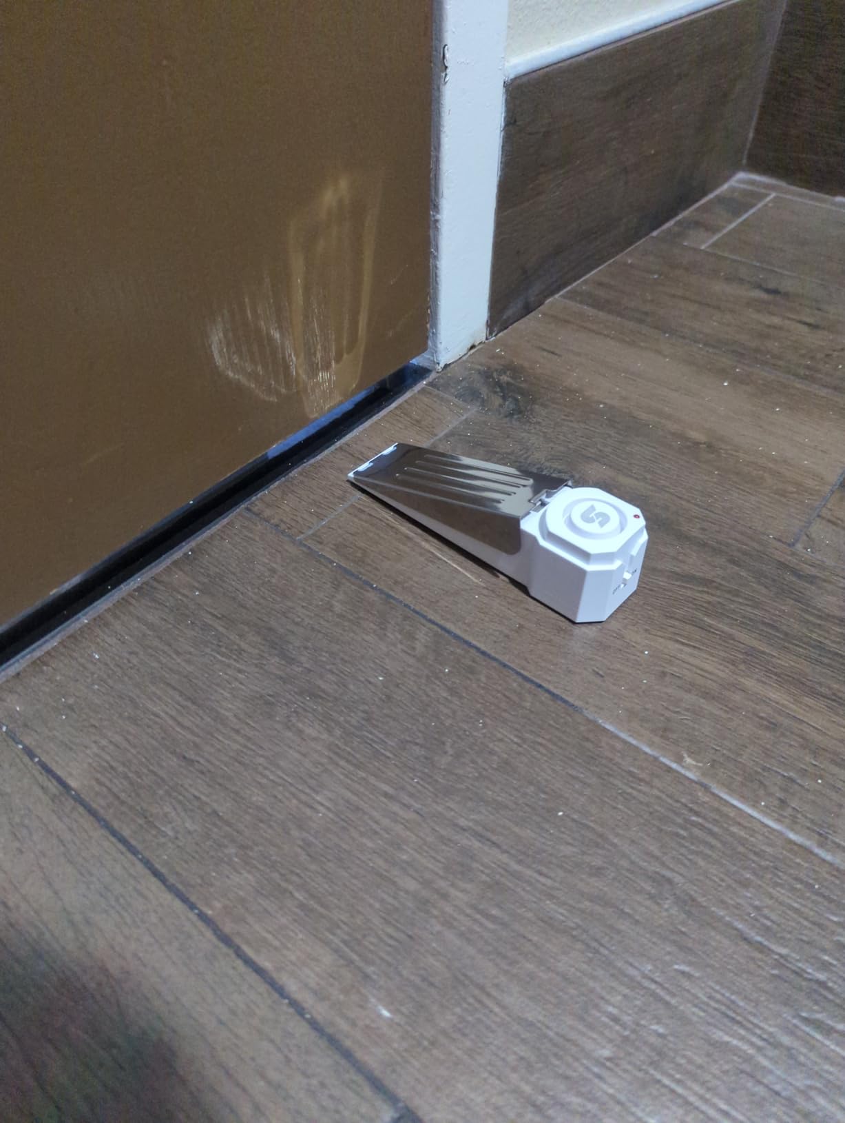 SABRE 120 dB Wedge Door Stop Security Alarm, Extremely Loud Wireless Alarm Siren Audible Up To 1,500 Ft., Non-Skid Pad, Compact Alarm Great for Home, Travel, Apartment or Dorm customer photo 1