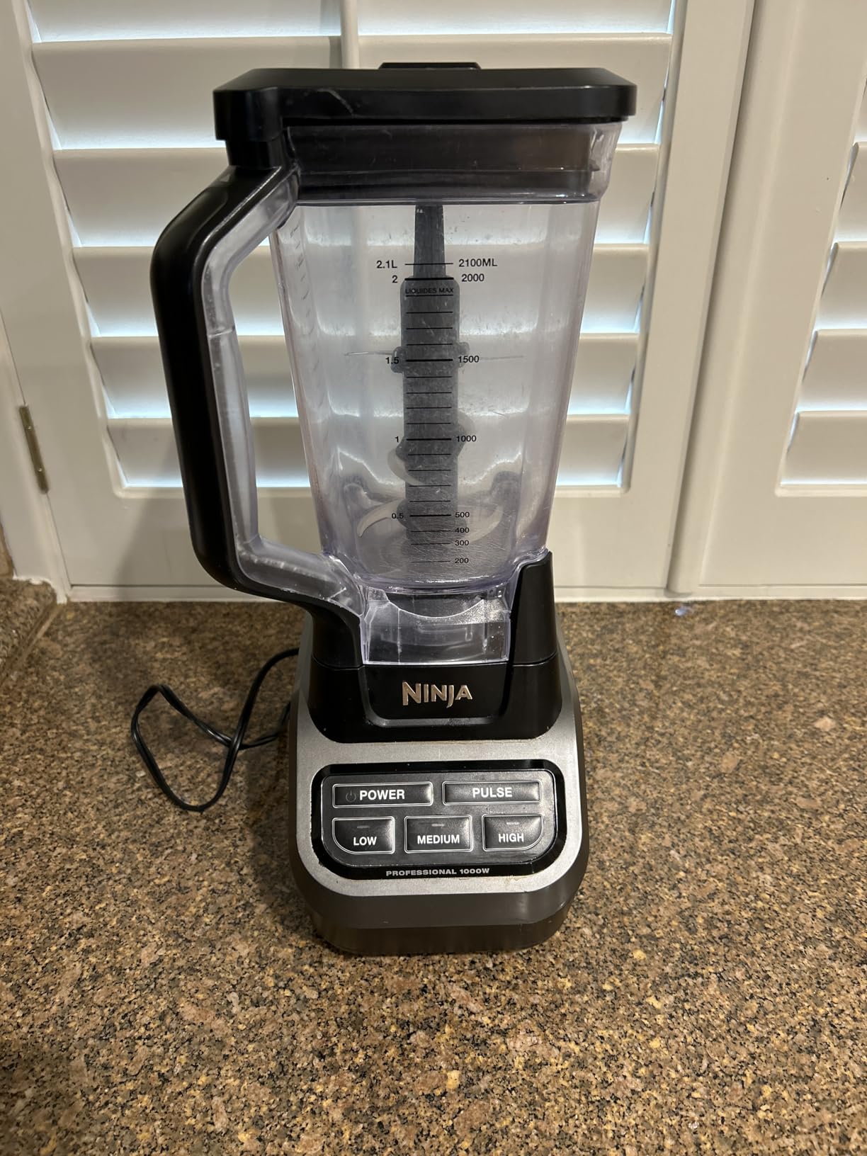 Ninja Professional Blender | Smoothie Blending, Drink Mixer, Grinder, Ice Crusher, Frozen Fruit Blending | 1000W Power, Total Crushing Technology, XL 72-oz. Pitcher | Black & Grey | BL610 customer photo 1