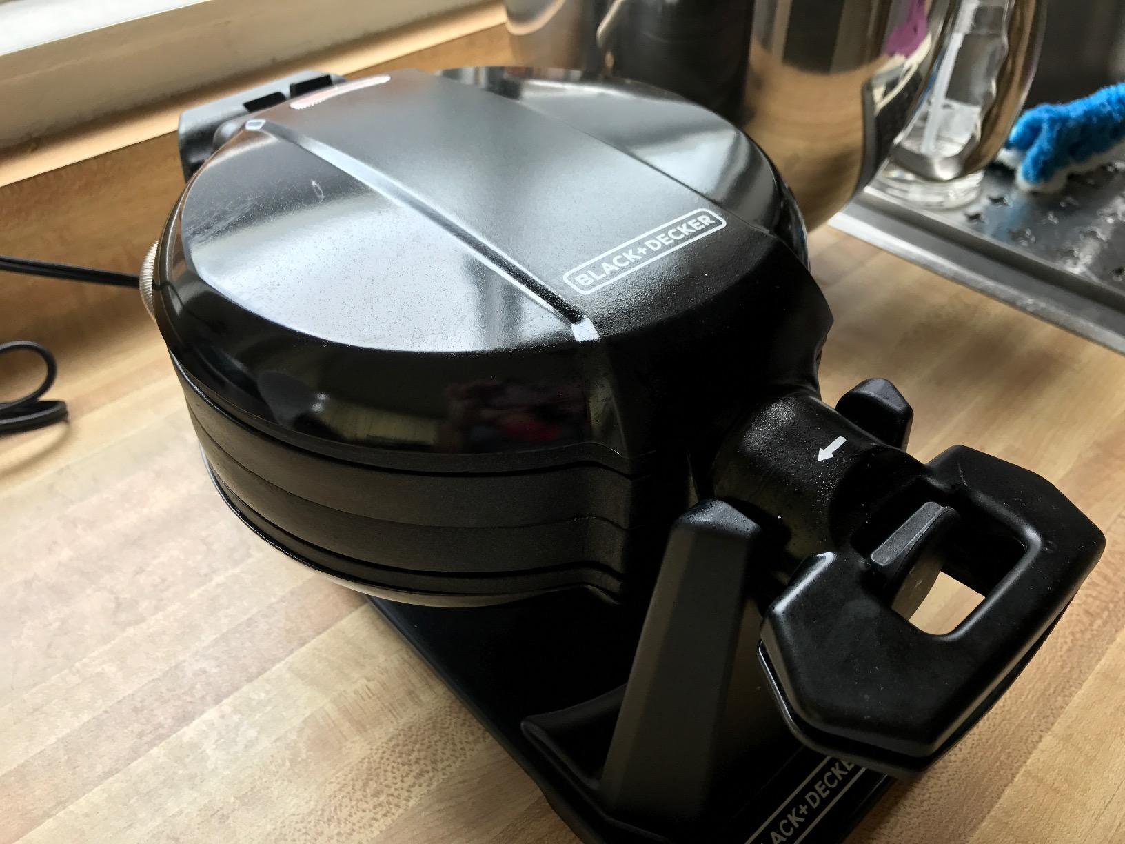 BLACK+DECKER Rotating Waffle Maker, Black, WMD200B customer photo 1