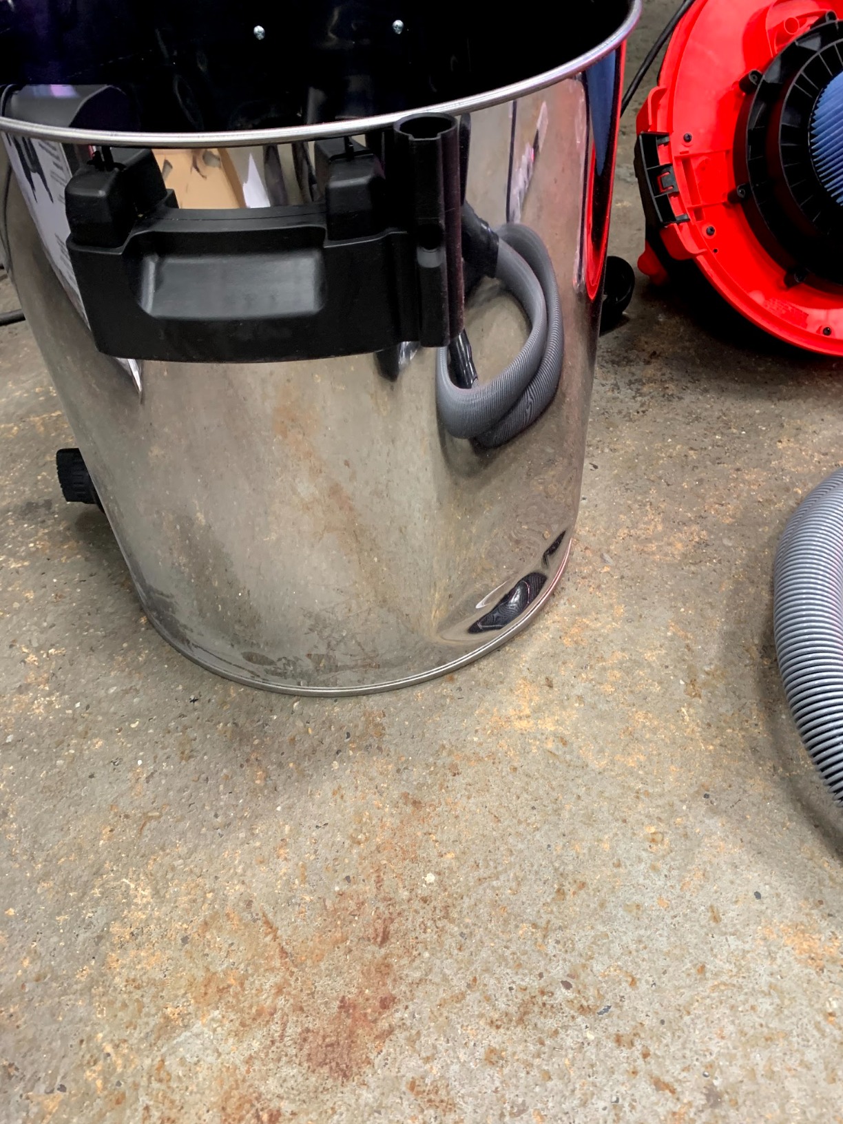 RIDGID 50353 1610RV Stainless Steel 16-Gal. Wet Dry Shop Vacuum with Cart, 6.5 Peak HP Motor, Large Wheels, Push Handle, Pro Hose, Drain, and Blower Port, Red customer photo 1