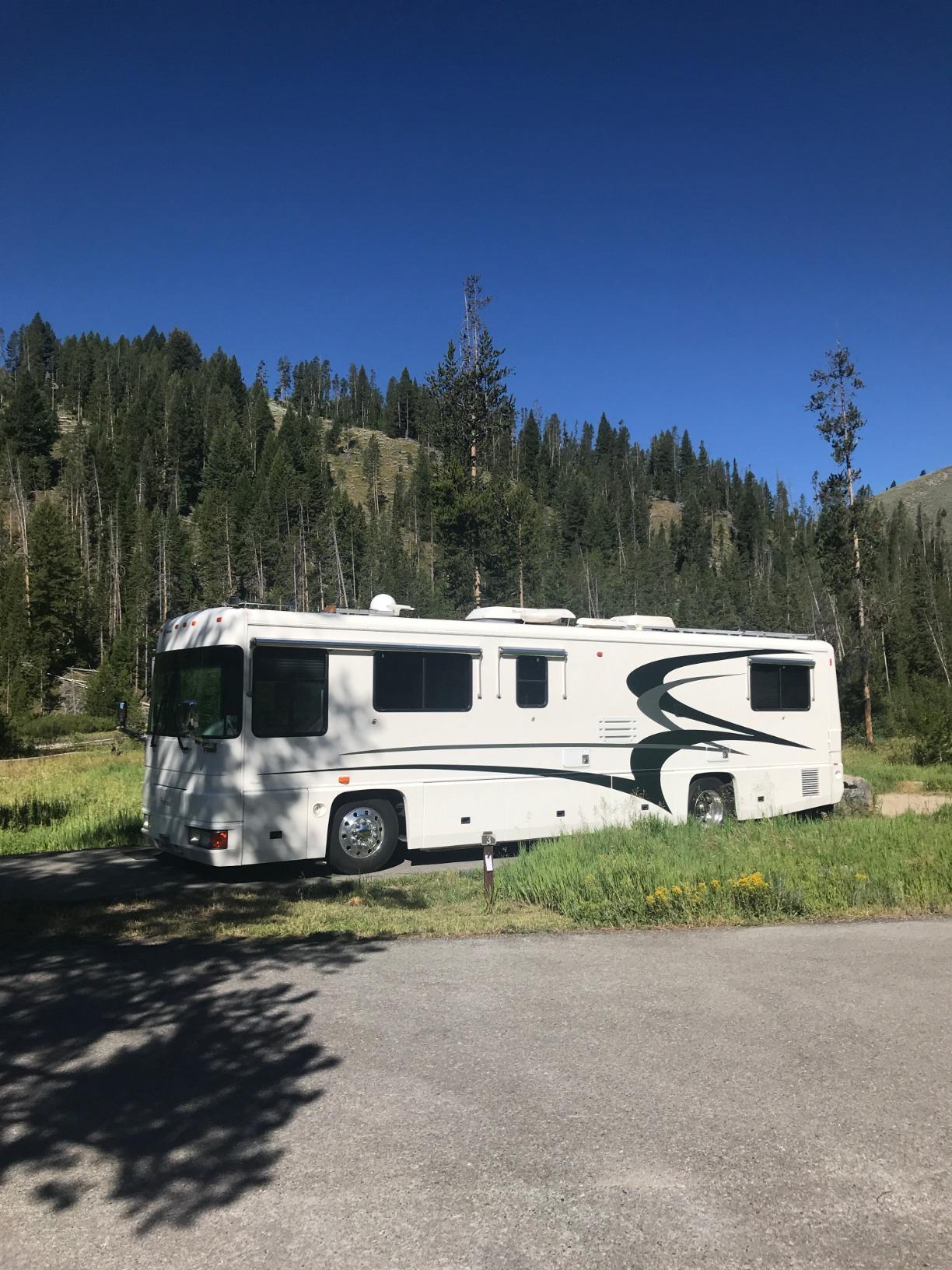 Winegard RT2035T Roadtrip T4 in-Motion RV Satellite Antenna - Automatic Multi-Satellite Tracking - Roof Mount Dome - High-Performance Mobile TV - Black customer photo 2