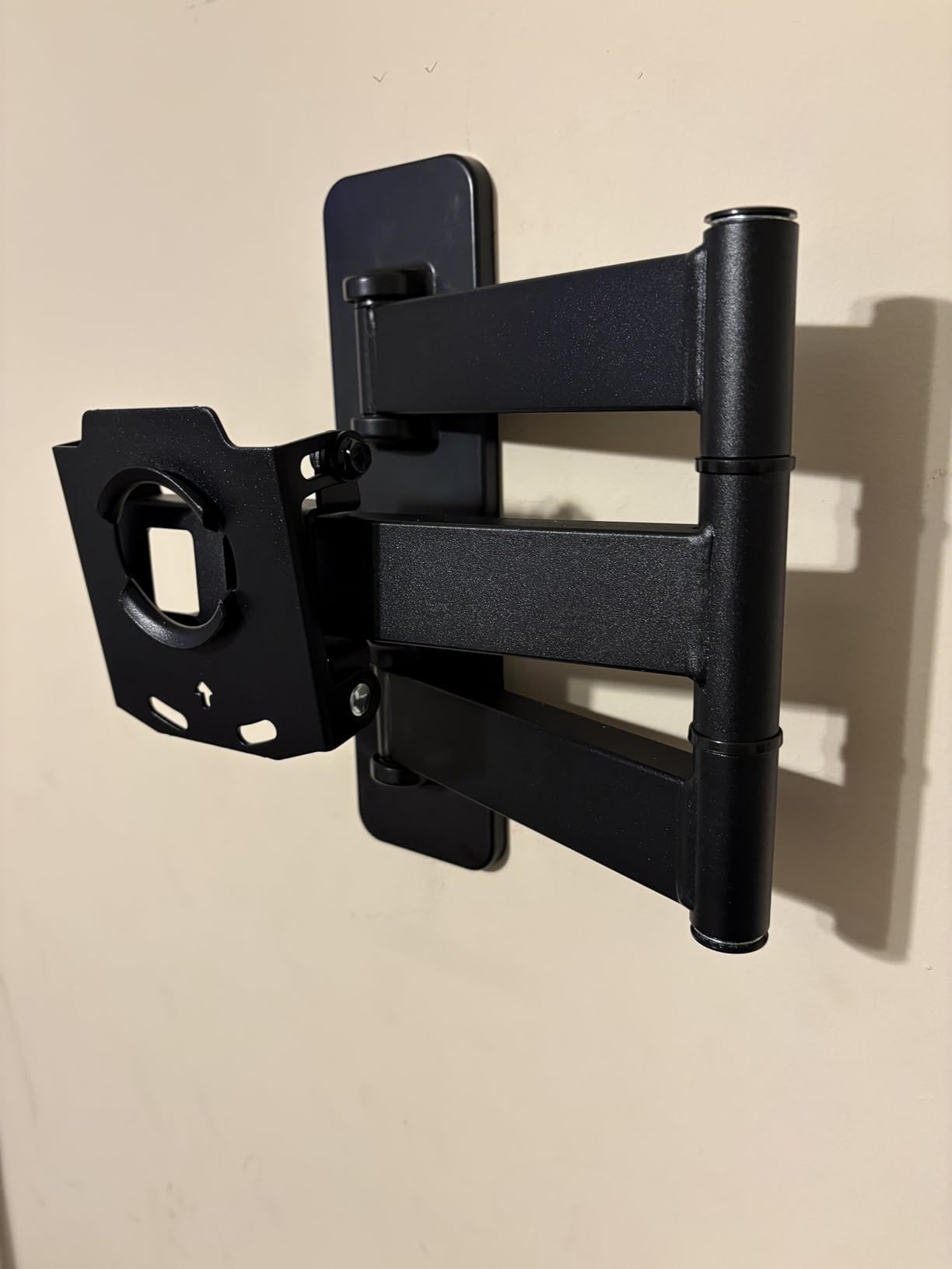 Amazon Basics Full Motion Articulating TV Wall Mount, with Swivel and Tilt, for 26 to 55 inch TVs and Flat Panels up to 80 Lbs, VESA Compatible, Single Stud, Black customer photo 1
