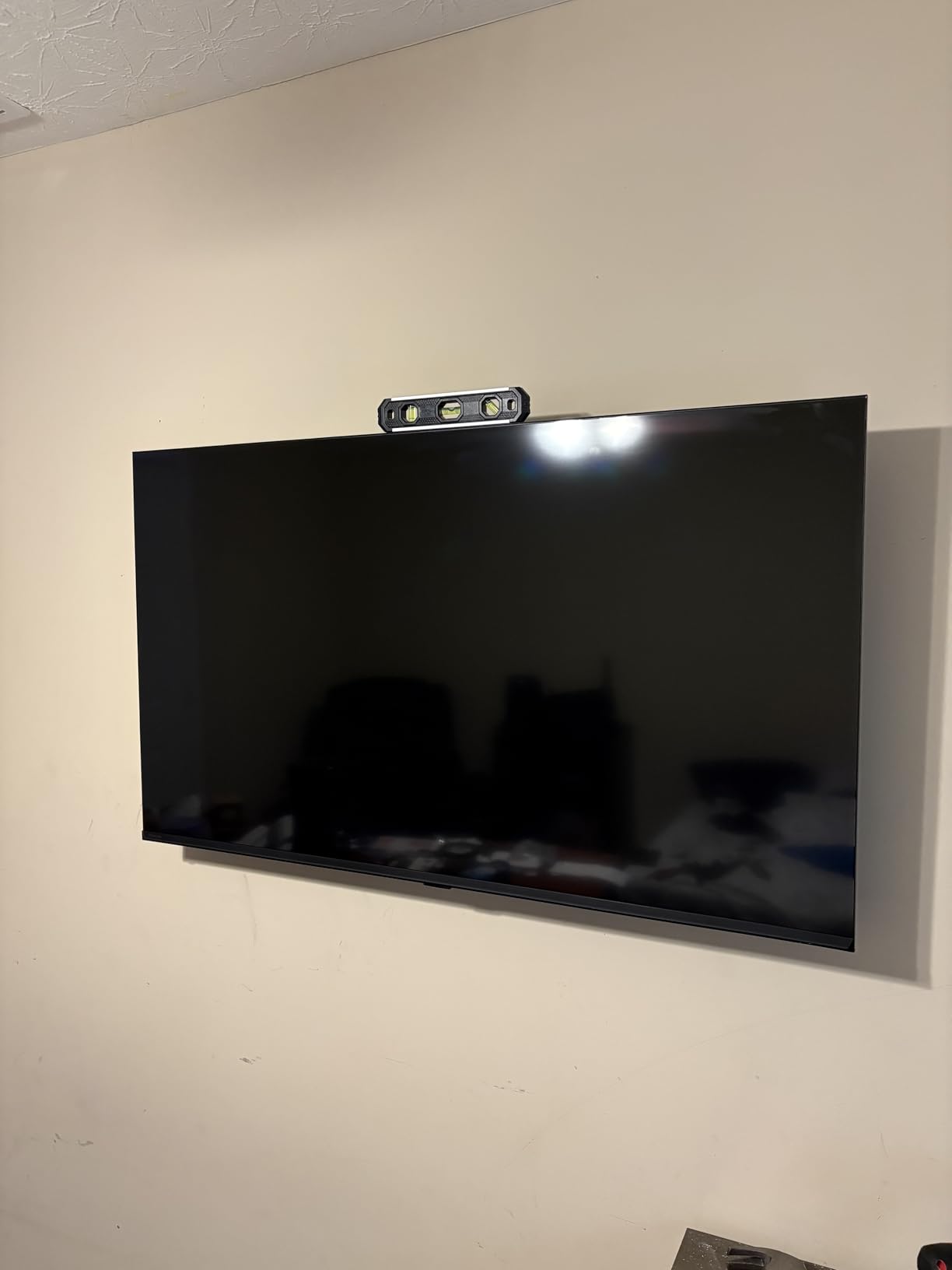 Amazon Basics Full Motion Articulating TV Wall Mount, with Swivel and Tilt, for 26 to 55 inch TVs and Flat Panels up to 80 Lbs, VESA Compatible, Single Stud, Black customer photo 2