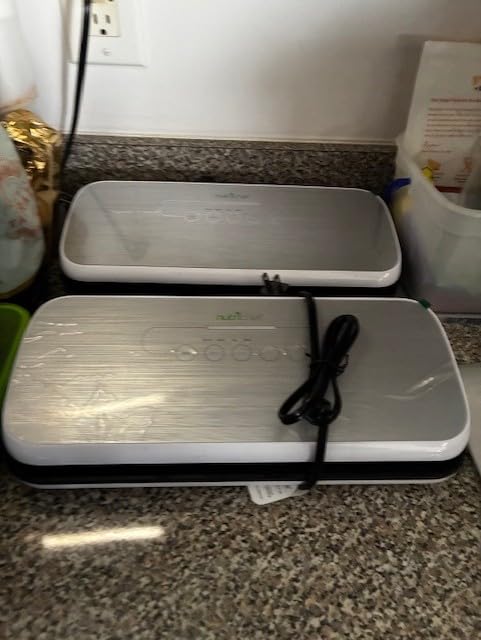 NutriChef Food Vacuum Sealer Machine - Automatic Air Sealing System for Dry & Moist Foods, LED Touch Controls, Includes Vacuum Bags, Hose & Wine Stopper, High Suction Power, Silver customer photo 2