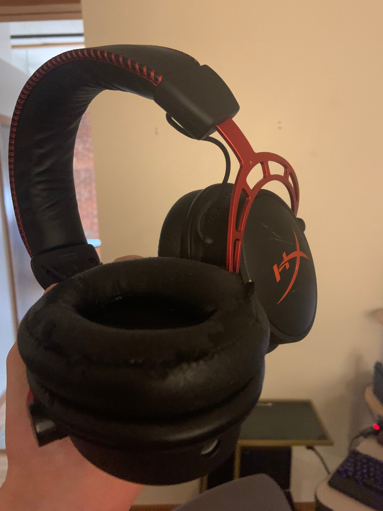 HyperX Cloud Alpha - Gaming Headset, Dual Chamber Drivers, Legendary Comfort, Aluminum Frame, Detachable Microphone, Works on PC, PS4, PS5, Xbox One, Xbox Series X|S, Nintendo Switch and Mobile - Red customer photo 1