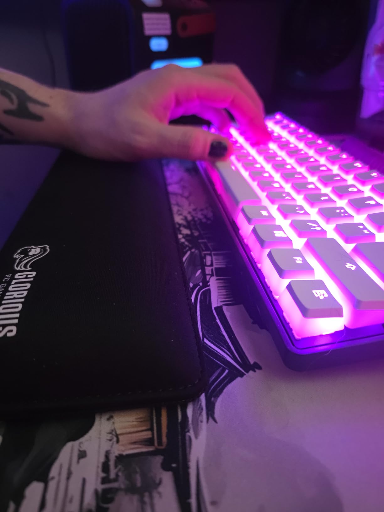 Glorious Wrist Pad/Rest - Compact - Black - Mechanical Keyboards, Stitched Edges, Ergonomic | 12x4 inches | 25mm/1in Thick (GWR-75) Compact (Black) customer photo 2