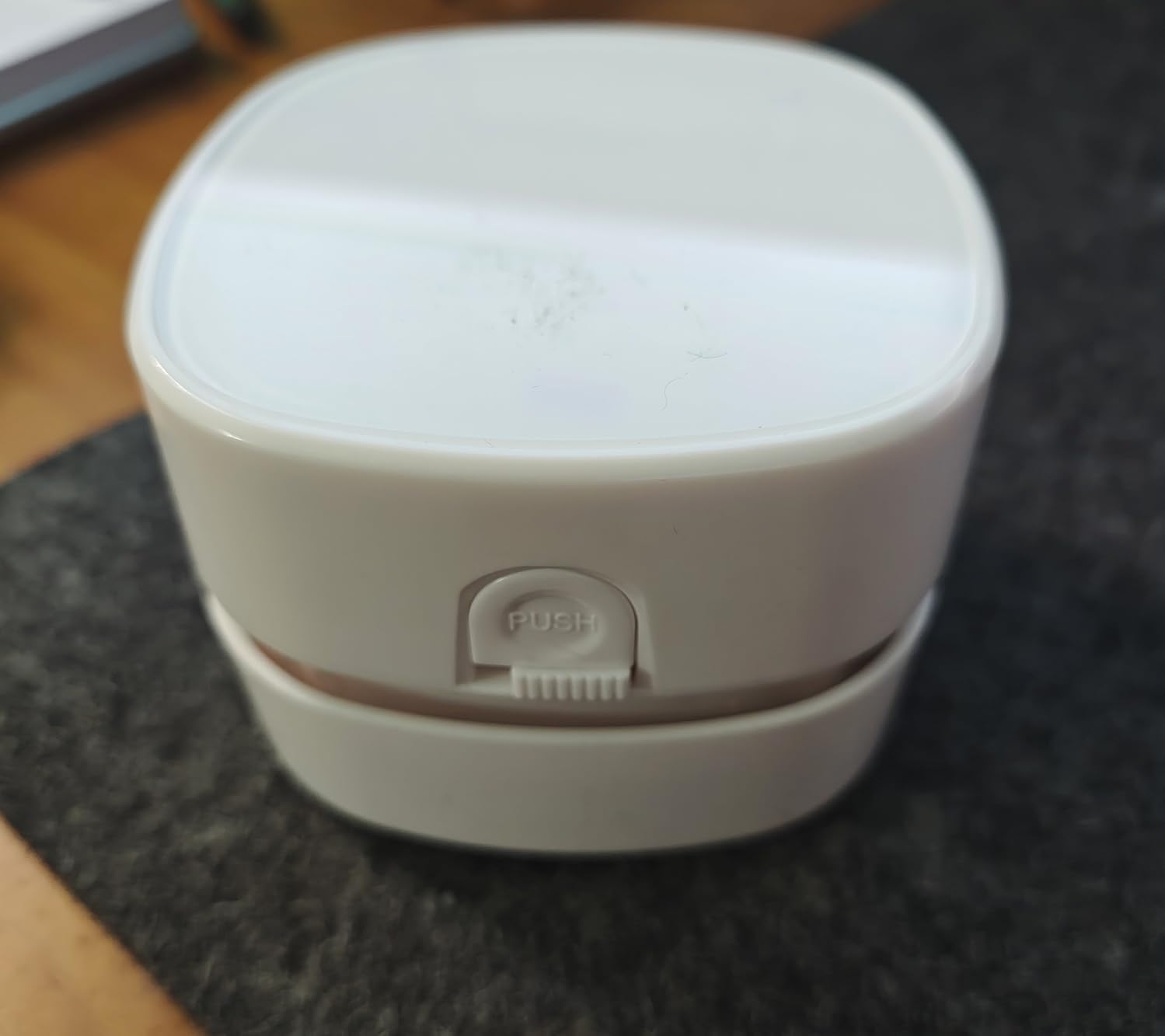 ODISTAR Desktop Vacuum Cleaner, Mini Table dust Sweeper Energy Saving, High Endurance up to 90 mins, Cordless & 360 Rotatable Design for Keyboard/Home/School/Office (White AA Battery) customer photo 2