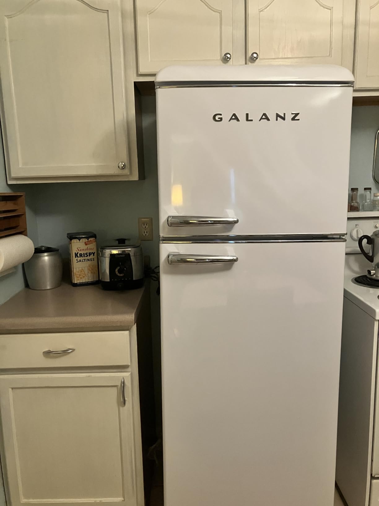 Galanz GLR12TBEEFR Refrigerator, Dual Door Fridge, Adjustable Electrical Thermostat Control with Top Mount Freezer Compartment, Retro Blue, 12.0 Cu Ft customer photo 2