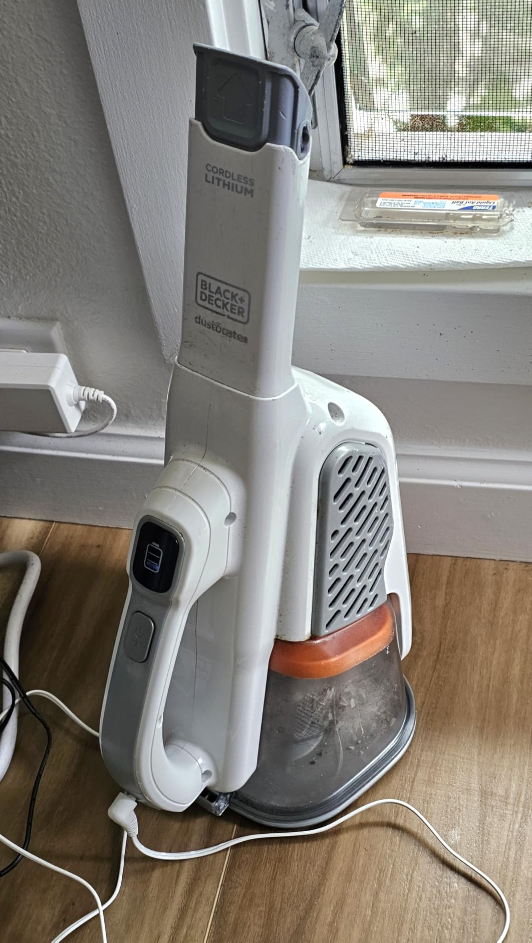BLACK+DECKER Dust Buster Hand Held Vacuum Cordless Rechargeable, Portable Vacuum for Car, Extended Runtime, Powerful Suction, Extra Long Crevice Tool, AdvancedClean+ (HHVK320J10) customer photo 1