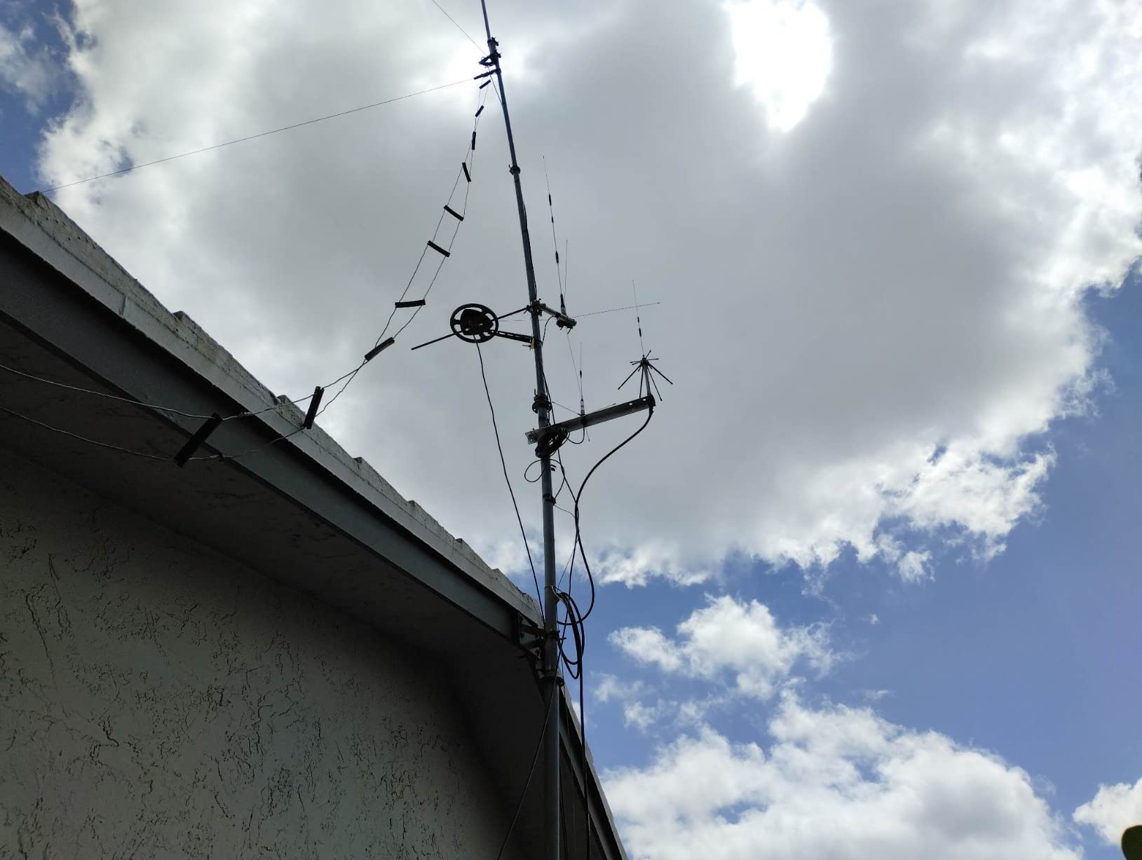 Channel Master Omni+ 50 - Omnidirectional Digital HDTV Antenna with 360 Degree Reception, Includes Mounting Bracket for Roof, Attic & RV Installations, Indoor/Outdoor (50 Mile Range) customer photo 1