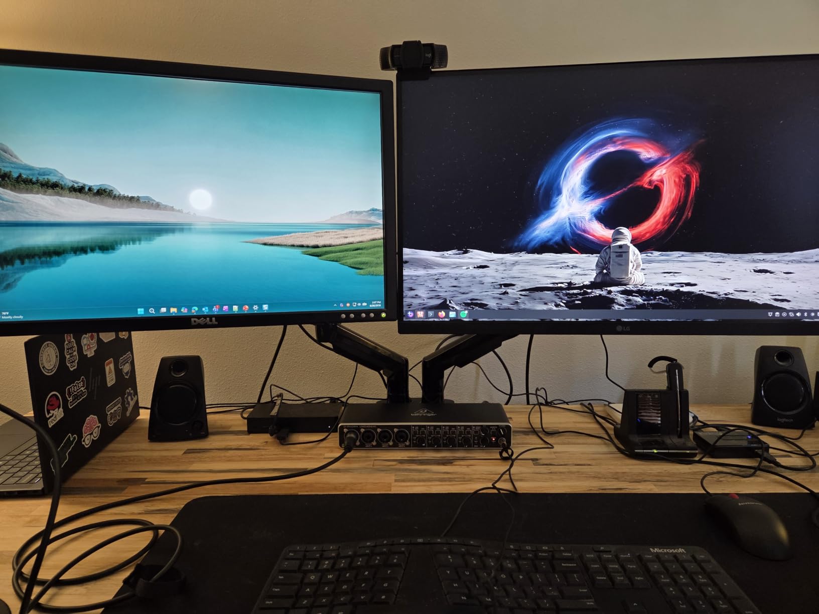HUANUO FlowLift Dual Monitor Stand, Fully Adjustable Gaming Monitor Desk Mount for 13-32 inch Computer Screens, Full Motion VESA 75x75/100x100 with C-Clamp & Grommet Base customer photo 1