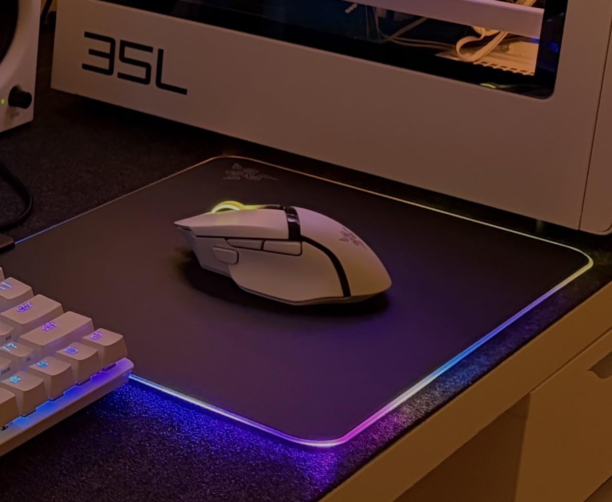 Razer Firefly Hard V2 RGB Gaming Mousepad, Customizable Chroma Lighting customer photo 1