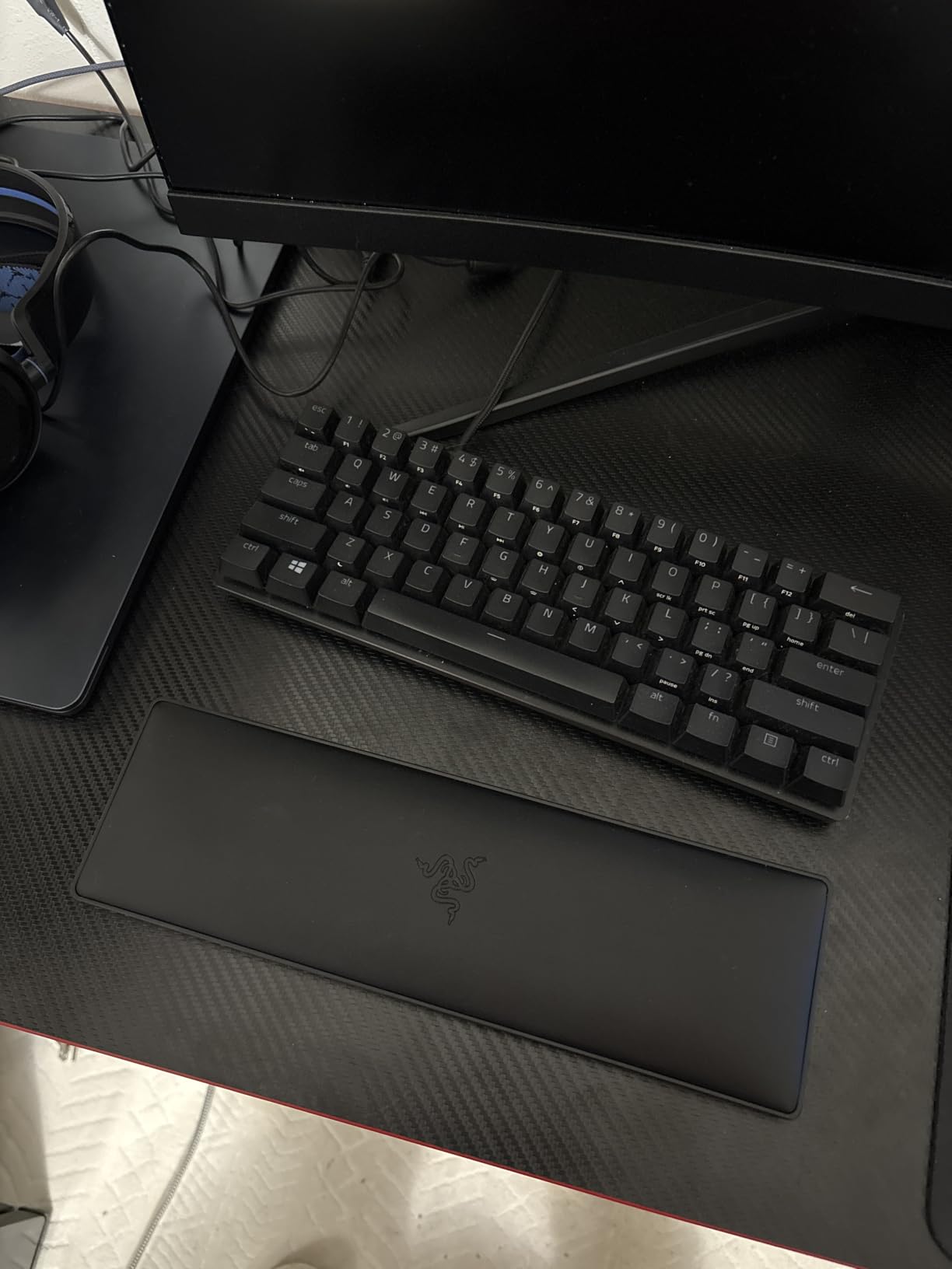 Razer Ergonomic Wrist Rest Pro for Full-Sized Keyboards: Cooling Gel Infused - Anti-Slip Rubber Base - Angled Incline - Classic Black customer photo 1