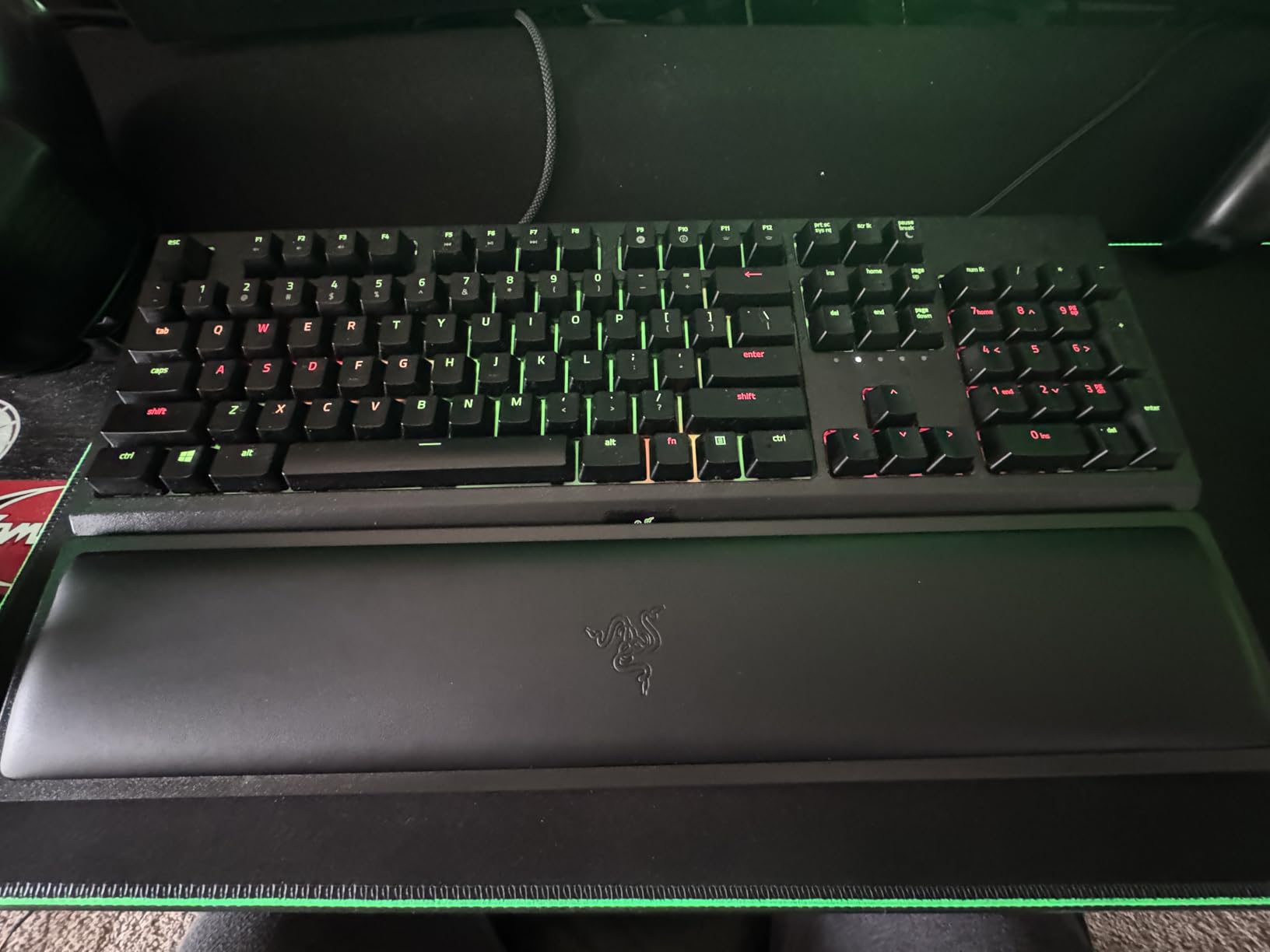 Razer Ergonomic Wrist Rest for Full-Sized Keyboards: Anti-Slip Rubber Base - Angled Incline - Classic Black customer photo 2
