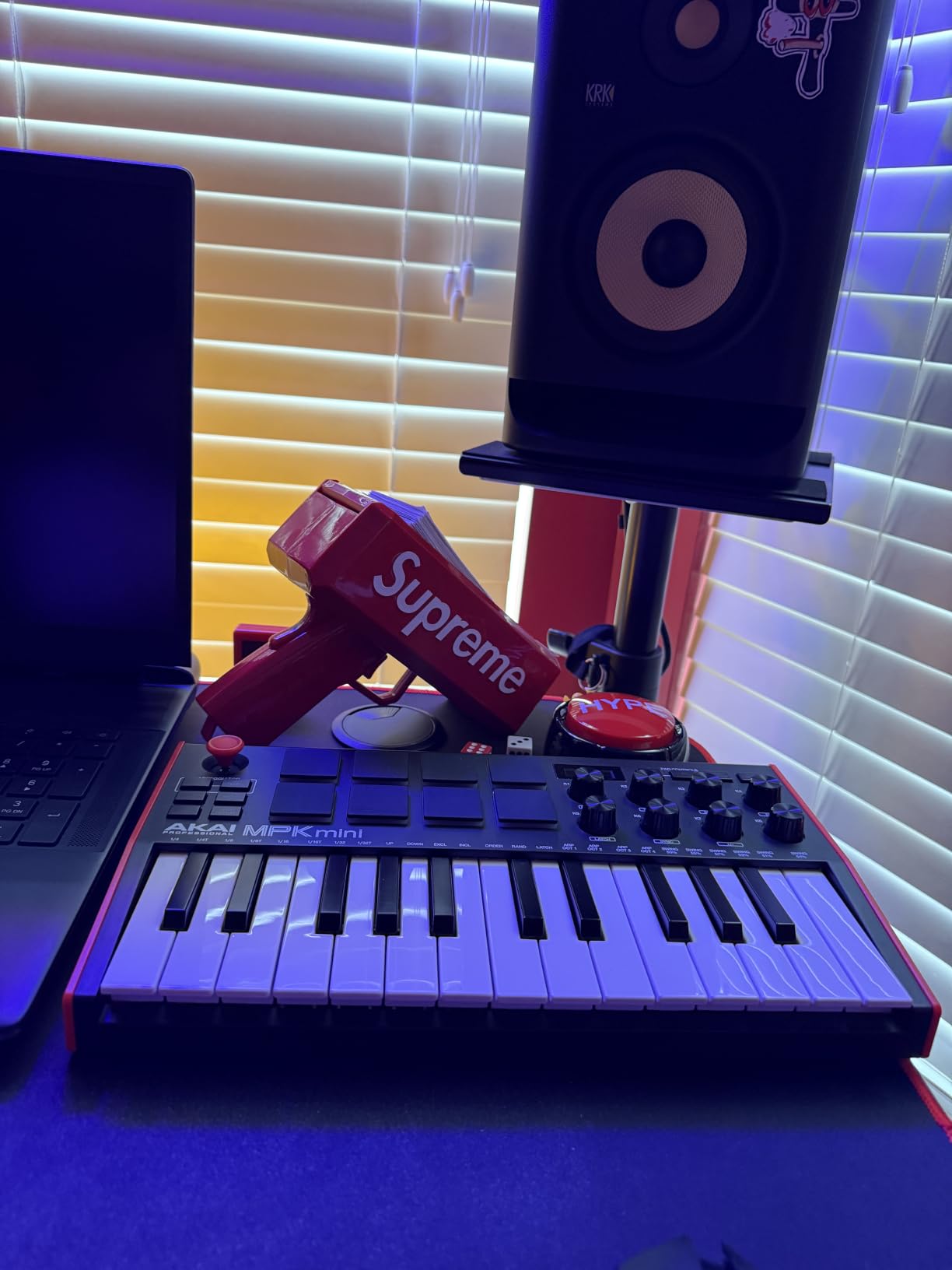 Akai Professional MPK Mini MK3 - 25 Key USB MIDI Keyboard Controller With 8 Backlit Drum Pads, 8 Knobs, Music Production Software and Native Instruments Sound Package customer photo 1