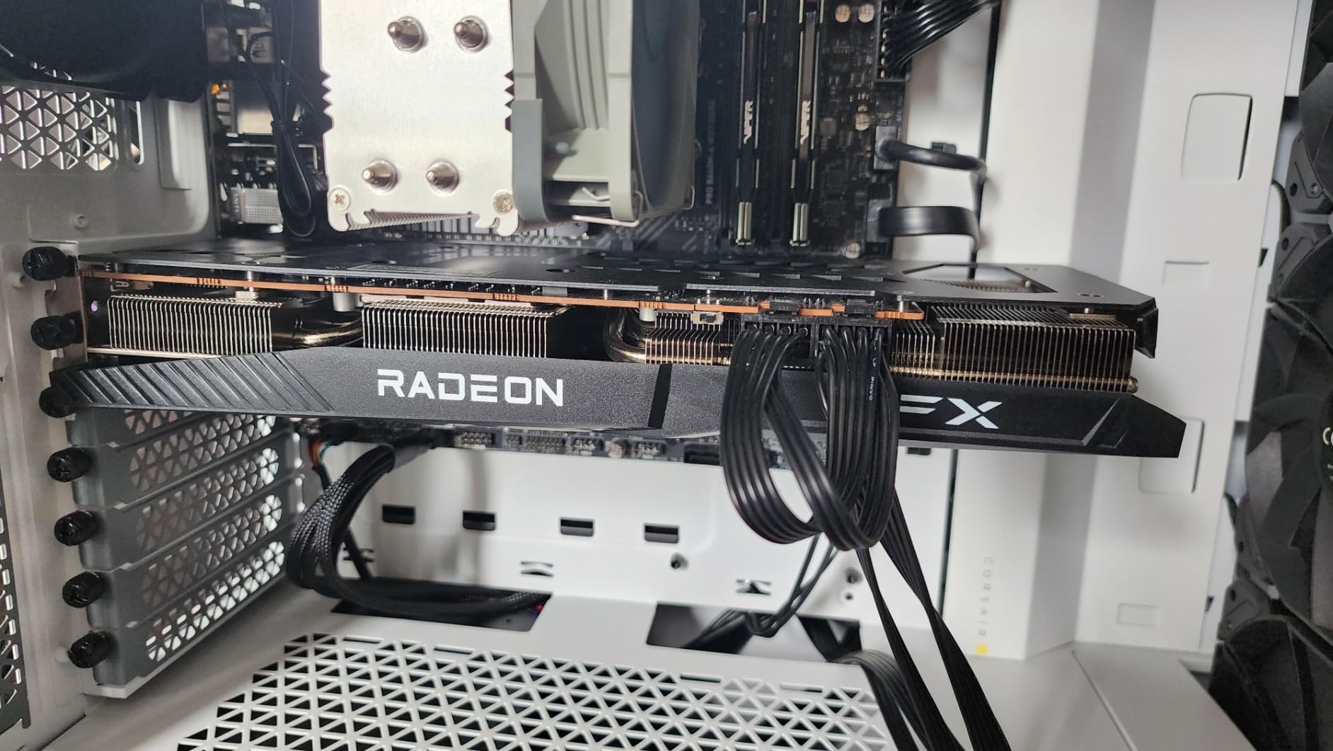 XFX Speedster SWFT309 AMD Radeon RX 6700 XT CORE Gaming Graphics Card, 12GB GDDR6, AMD RDNA 2 customer photo 1