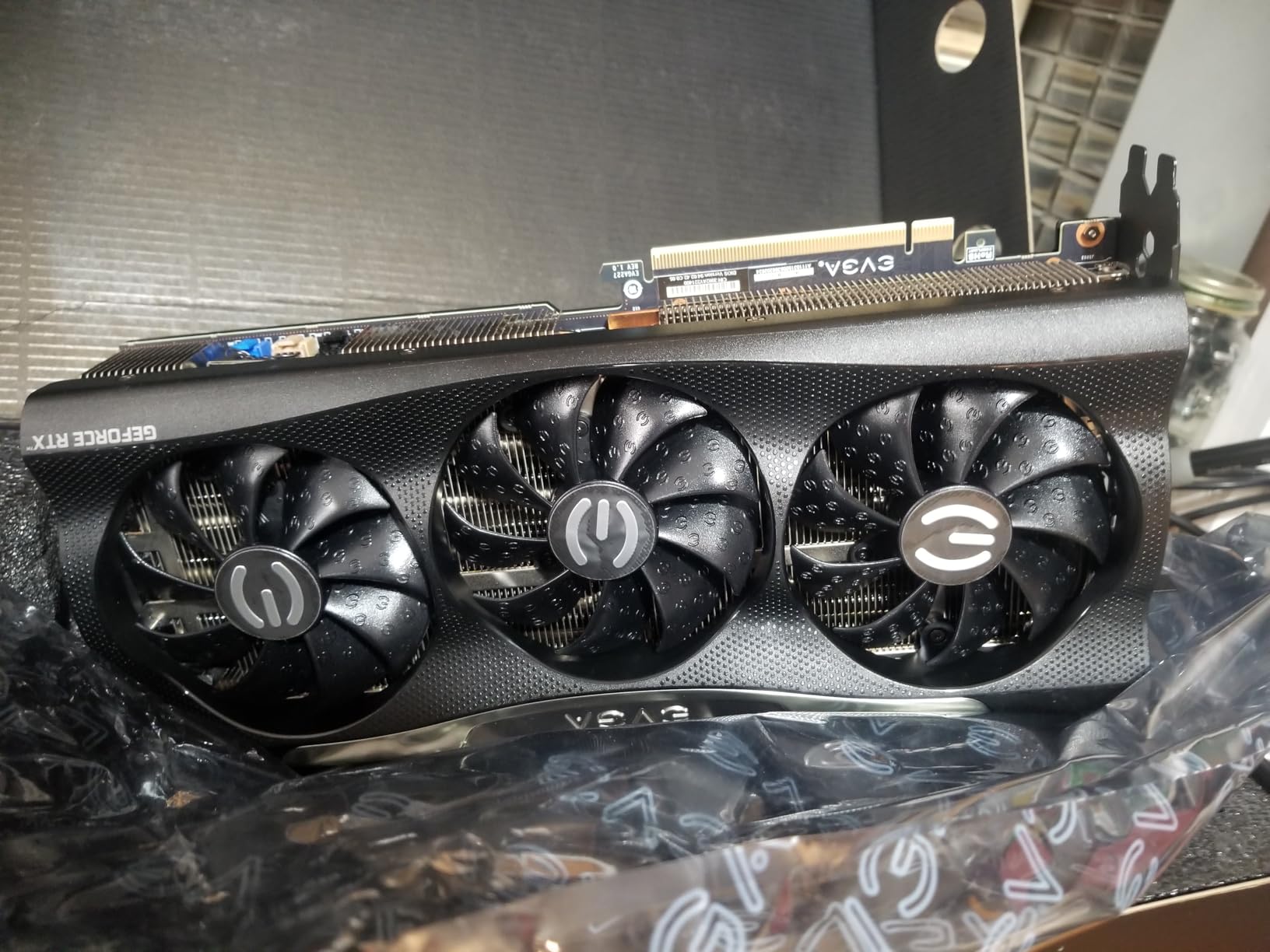 EVGA GeForce RTX 3090 FTW3 Ultra Gaming, 24GB GDDR6X, 10496 CUDA Cores, 1800MHz Boost Clock, 3x Fans, ARGB LED, Metal Backplate, PCIe 4, HDMI, DisplayPort customer photo 1