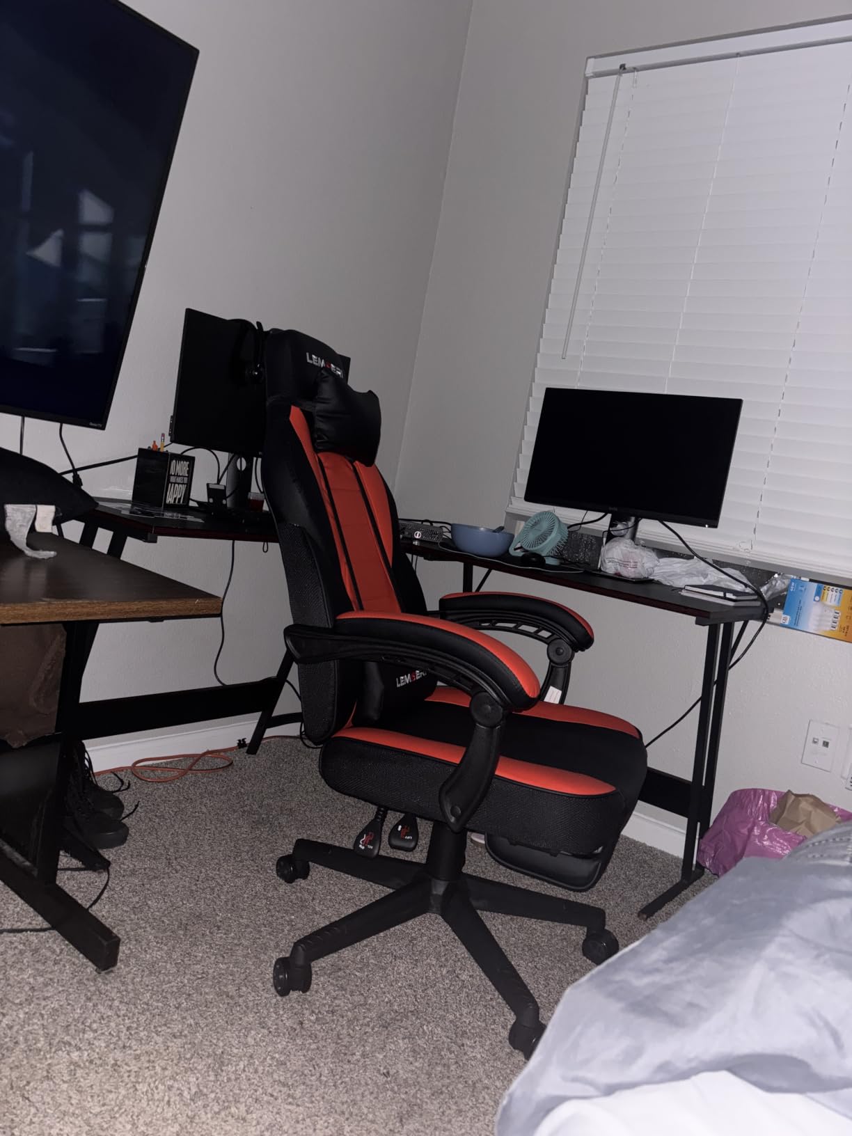 LEMBERI Big and Tall Gaming Chair 400lb Capacity, Heavy-Duty Office Chair with Reinforced Footrest, Wide Seat High Back PC Desk Chair with Linkage Armrests, Thickened Steel Frame, PU Leather, Red customer photo 1