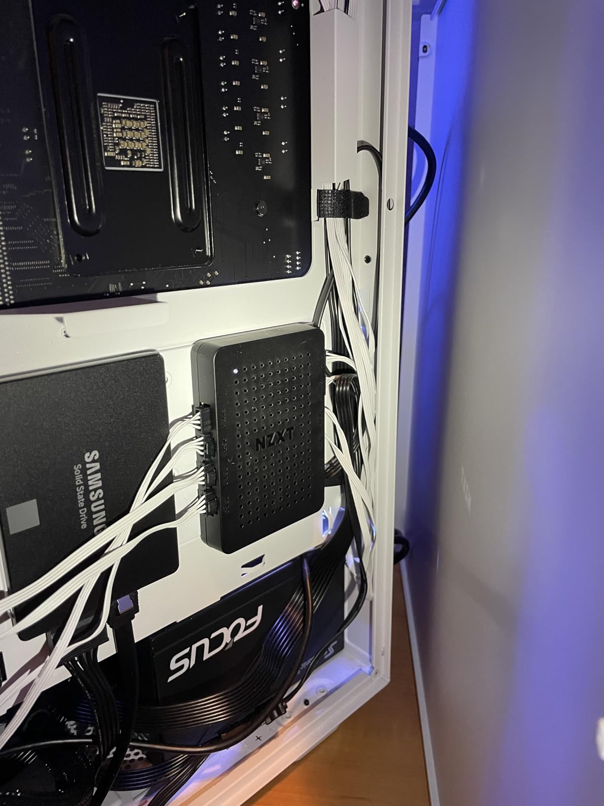NZXT RGB & Fan Controller - AC-CRFR0-B1-6 RGB Lighting Channels - 3 Fan Channels - RGB Lighting Customization - Black customer photo 2