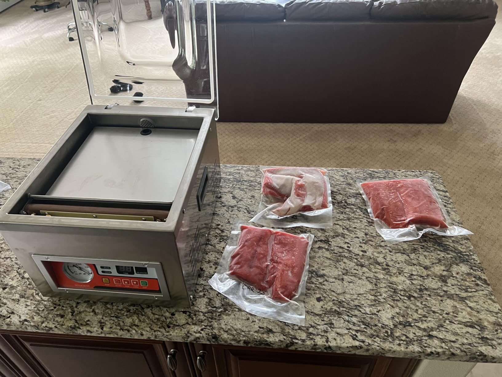 VEVOR Chamber Vacuum Sealer, 260W Sealing Power, Vacuum Packing Machine for Wet Foods, Meats, Marinades and More, Compact Size with 10.2 in Sealing Length customer photo 1