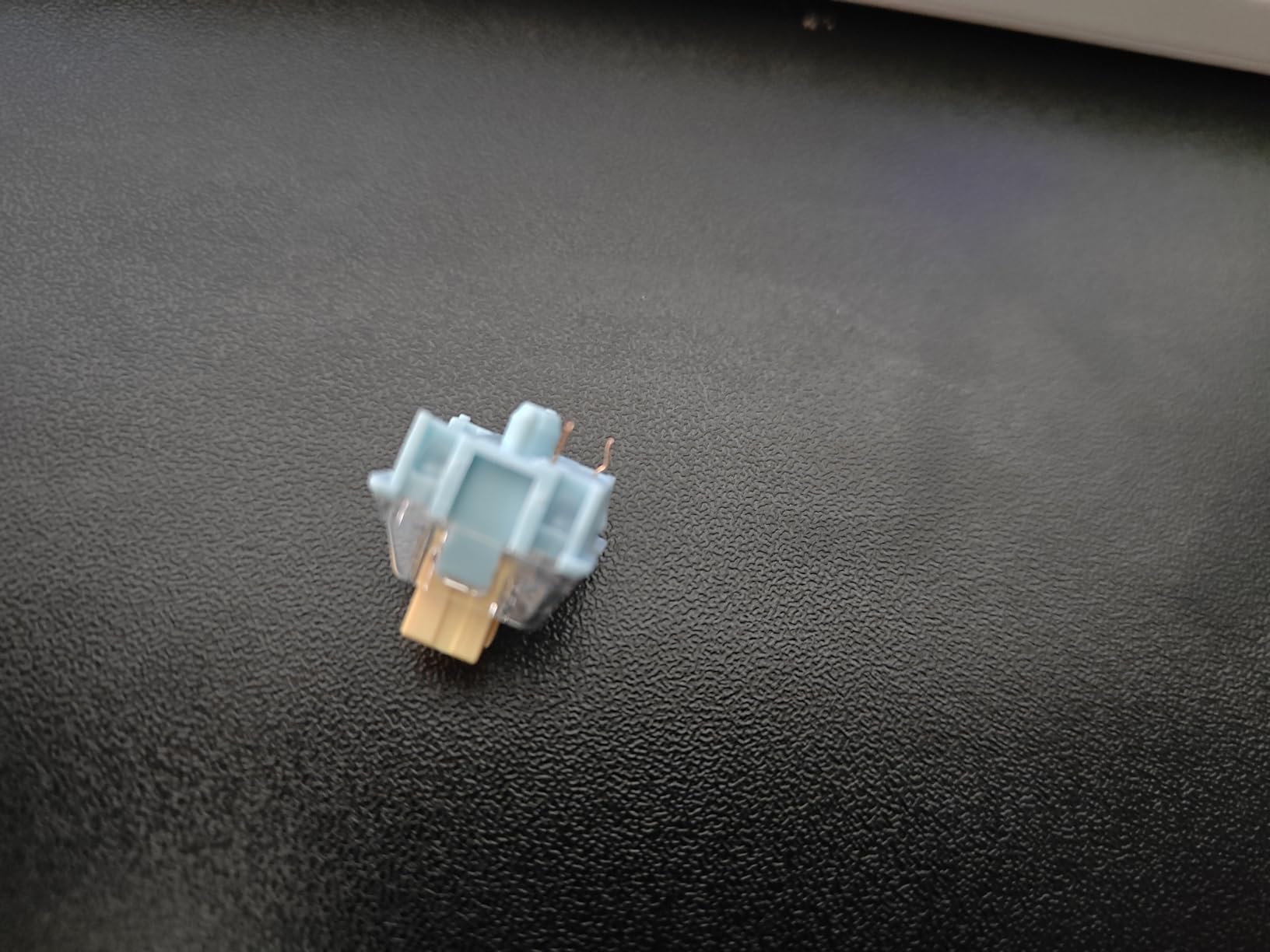 EPOMAKER Silent Mechanical Keyboard Switches Set - 35 Pieces Factory Pre-Lubed, 5-Pin Linear/Tactile Switches for Custom Mechanical Keyboards (Sea Salt Linear Silent) customer photo 1
