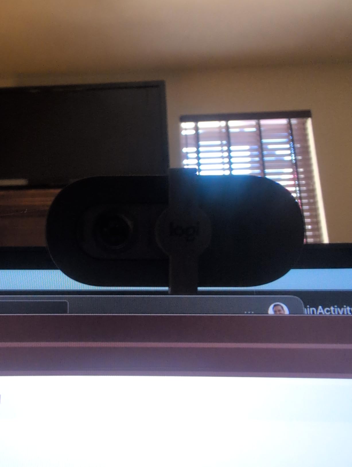 Logitech Brio 101 Full HD 1080p Webcam for Streaming and Meetings - Black customer photo 1