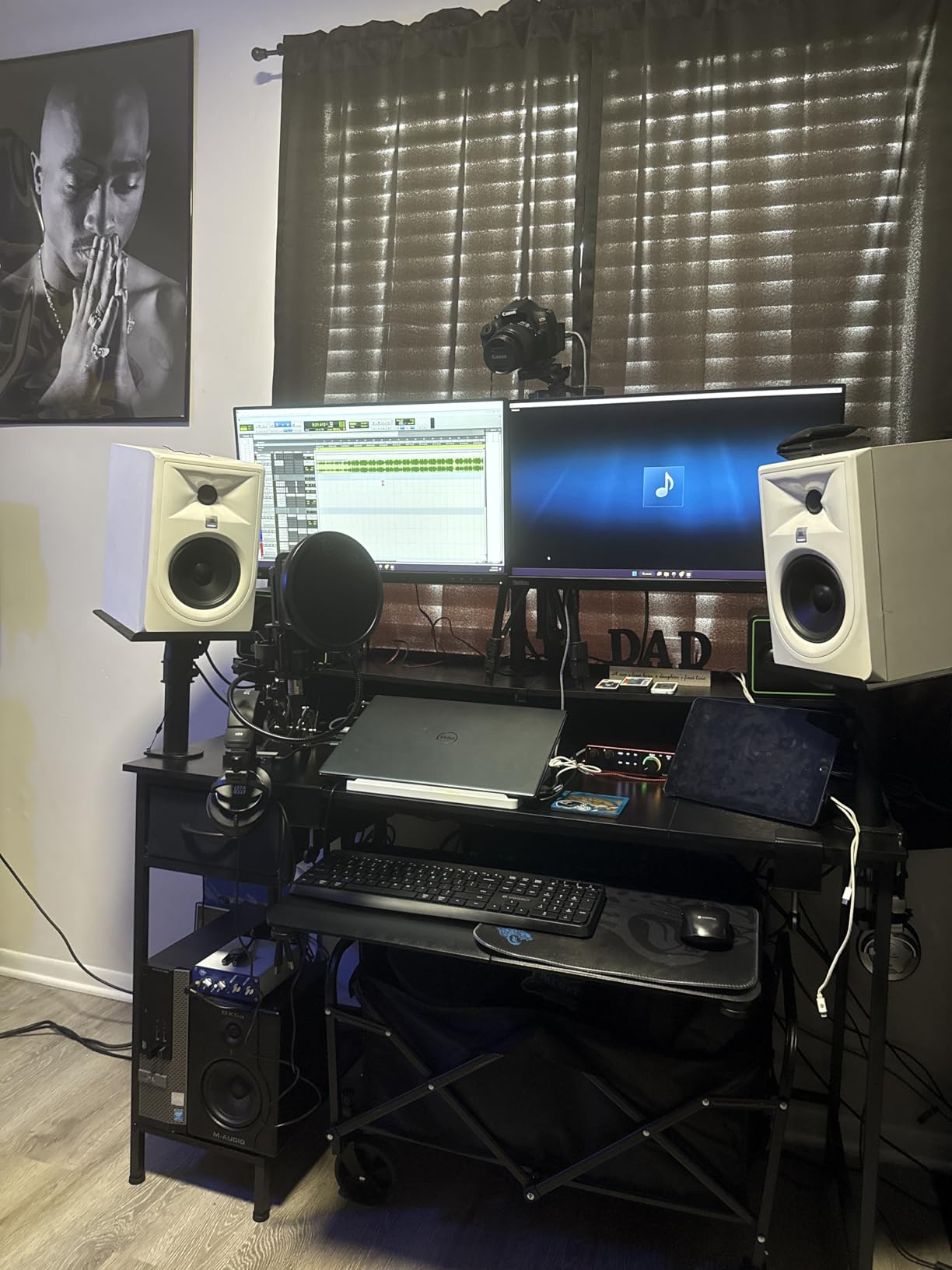 Focusrite Scarlett 2i2 4th Gen USB Audio Interface for Recording, Songwriting, Streaming and Podcasting - High-Fidelity, Studio Quality Recording, and All the Software You Need to Record customer photo 1