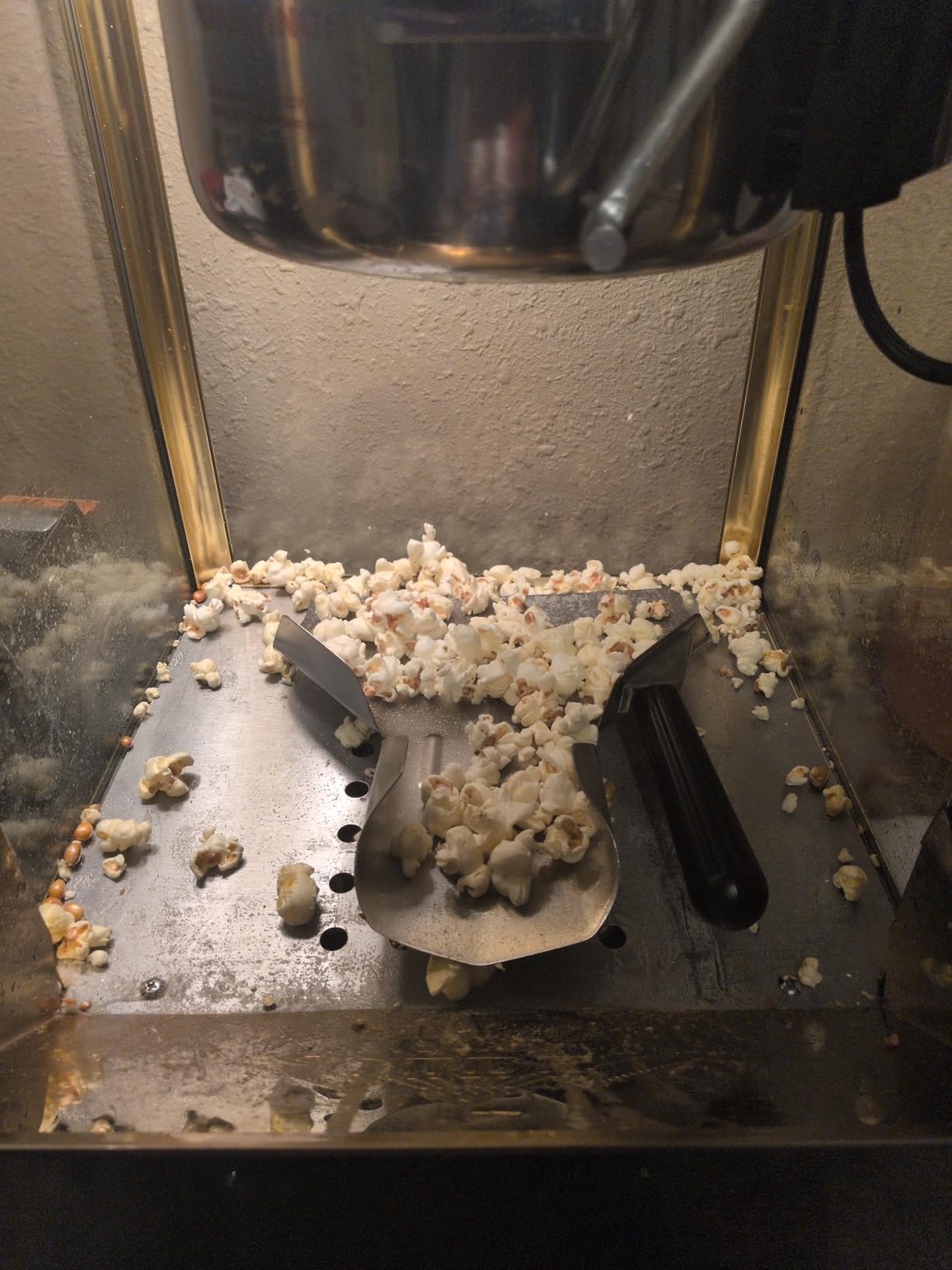 Olde Midway Movie Theater-Style Popcorn Machine Maker with Cart and 10-Ounce Kettle - Black, Vintage-Style Popper on Wheels customer photo 2