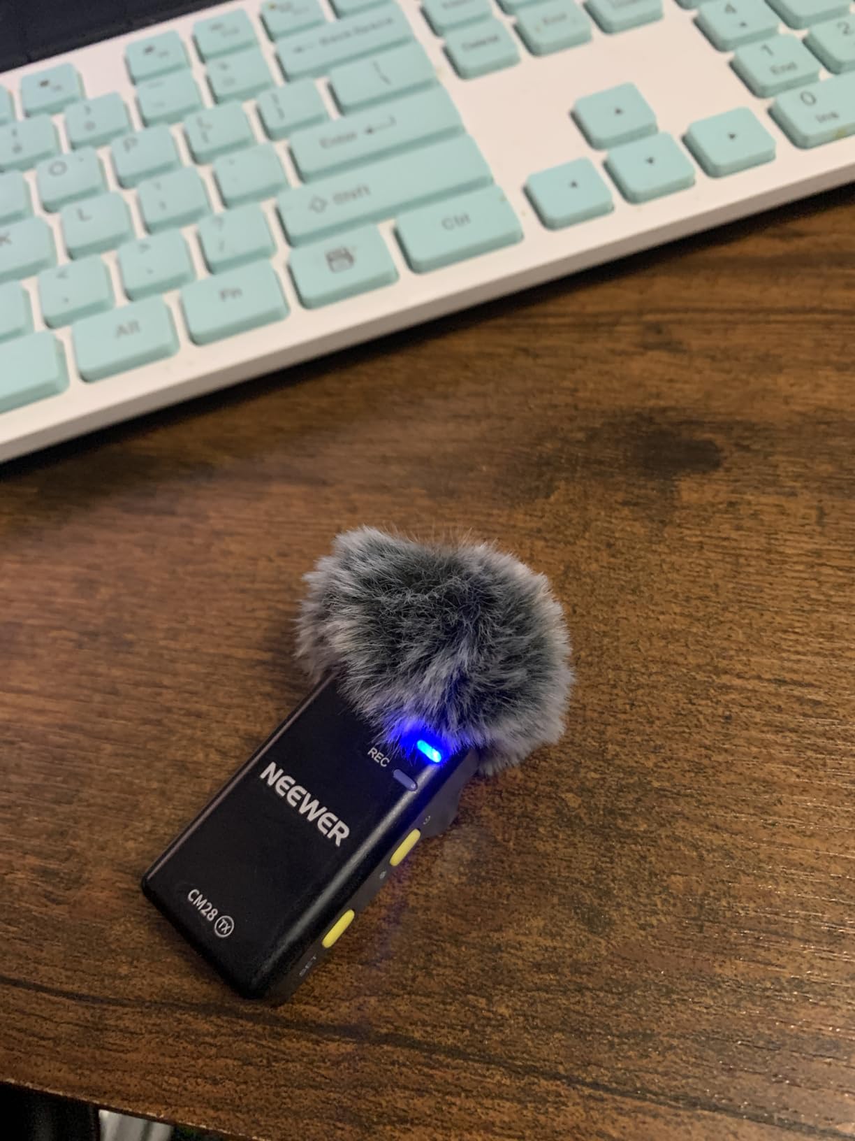 NEEWER CM28 Wireless Lavalier Microphone, Smart Noise Cancelling Lav Mic, 48KHz/16Bit 9hrs Uncompressed Recording, 200m Range, 4GB Storage for iPhone, Android, Camera, 1 RX + 2 TX + Charging Case customer photo 1