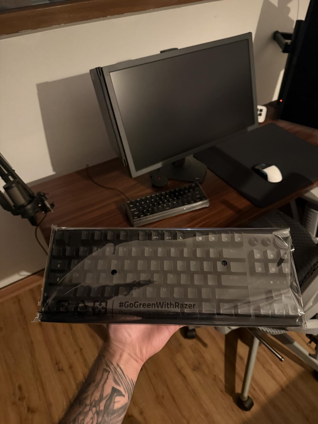 Razer Huntsman V3 Pro TKL Esports Gaming Keyboard: Analog Optical Switches - Razer Snap Tap - Rapid Trigger - Adjustable Actuation - Media Keys & Dial - Doubleshot PBT Keycaps - Wrist Rest - Black customer photo 1