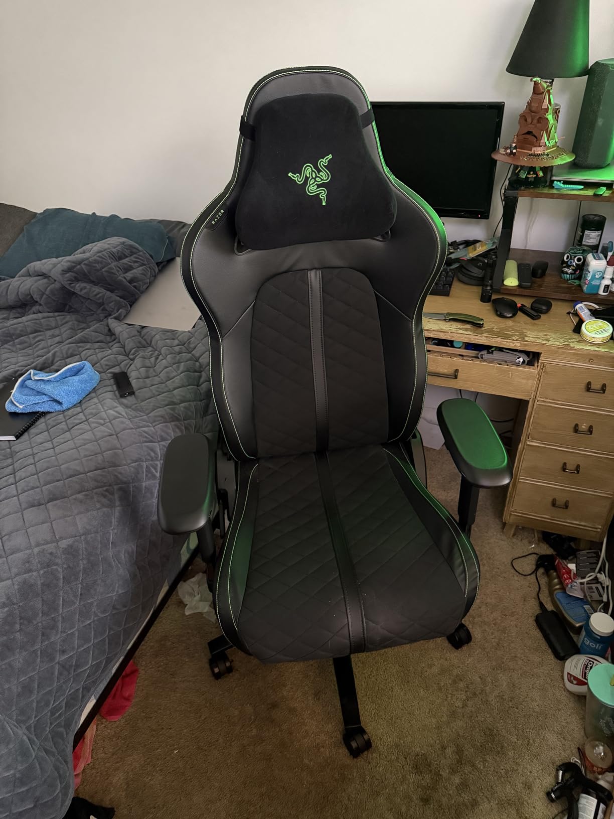 Razer Enki Gaming Chair: All-Day Comfort - Built-in Lumbar Arch - Optimized Cushion Density - Dual-Textured, Eco-Friendly Synthetic Leather - Reactive Seat Tilt & 152-Degree Recline - Black customer photo 2