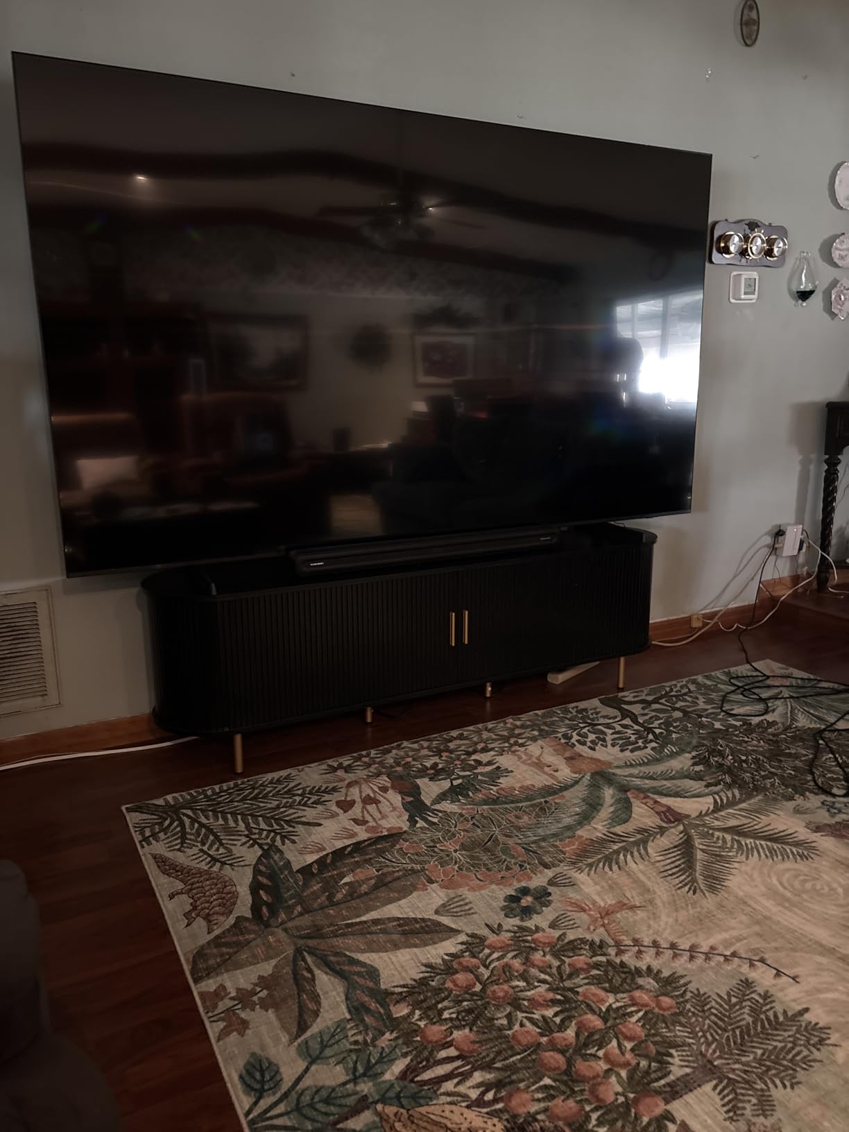 Samsung 98-Inch Class 4K Crystal UHD DU9000 Series HDR Smart TV, Object Tracking Sound Lite, Motion Xcelerator 120Hz, Supersize Picture Enhancer, Mega Contrast, Alexa Built-In (UN98DU9000, 2024 Model) customer photo 1