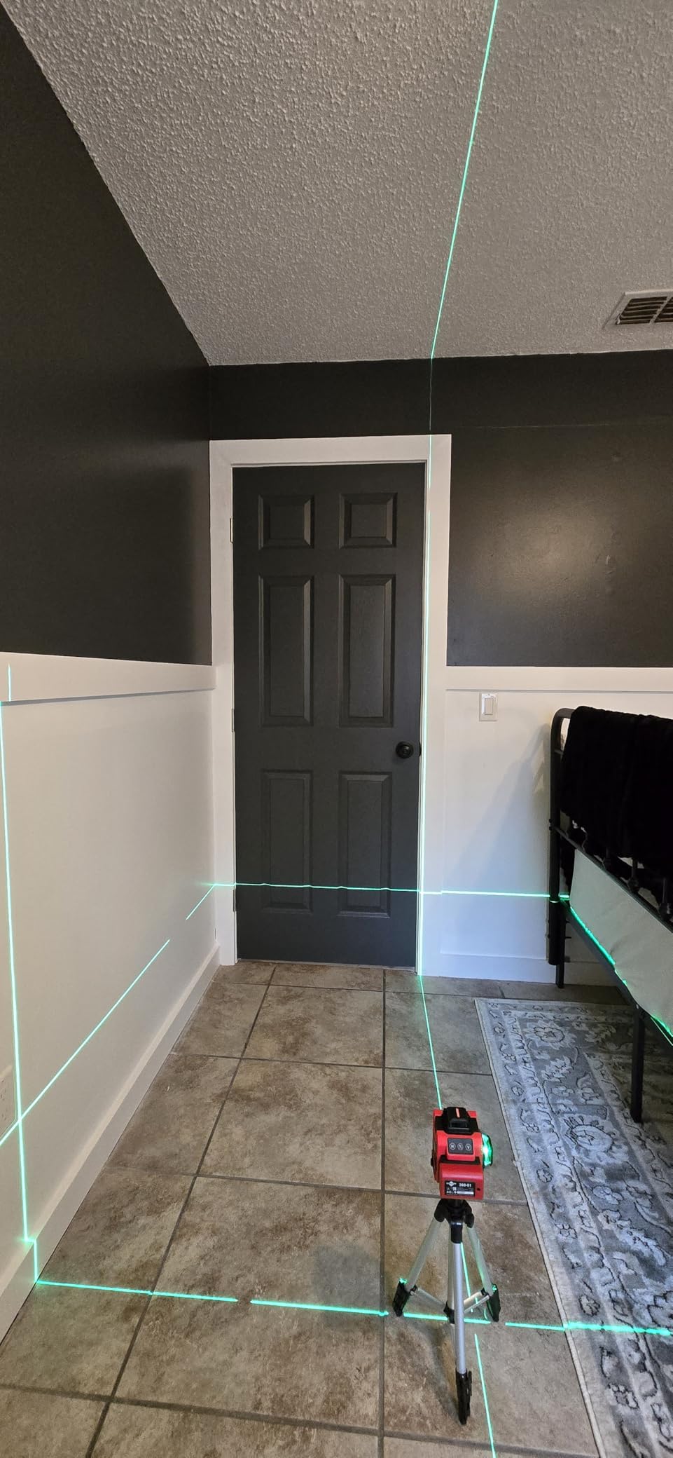 WEIDDW Laser Level with Tripod, Self Leveling Laser Level 4x360 Degree, Green Line Laser 4D Laser Leveler Tool with 2Pcs Lithium Batteries for Picture Hanging, Tile, Home Renovation (SizeX) customer photo 1
