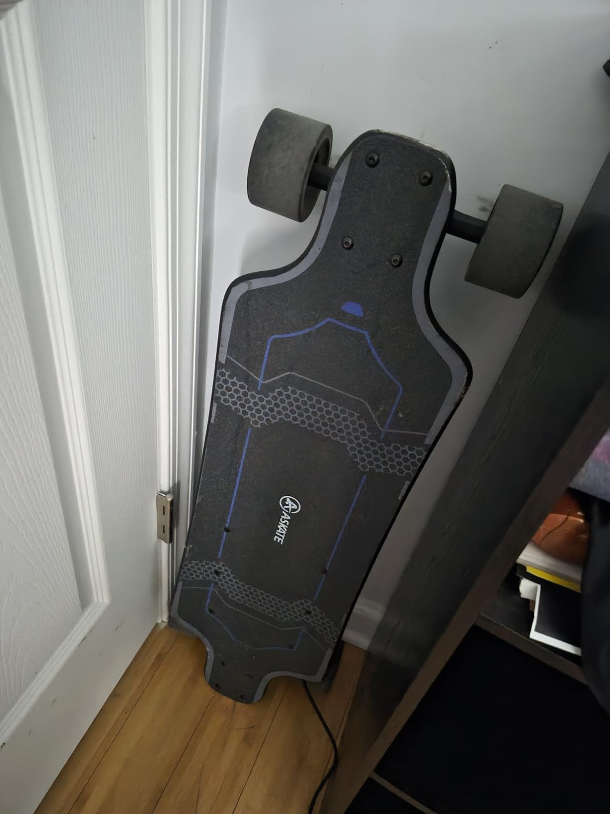 A1 Electric Skateboard with Remote, Range Up to 17 Miles, 8 Ply Canadian Maple, Smooth Braking, Suitable for Younger Beginners customer photo 1