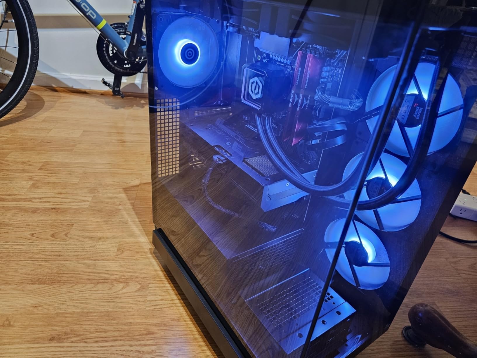 CYBERPOWERPC Gamer Xtreme VR Gaming PC, Intel Core i9-14900KF, GeForce RTX 4070 Super 12GB, 32GB DDR5, 2TB SSD customer photo 1