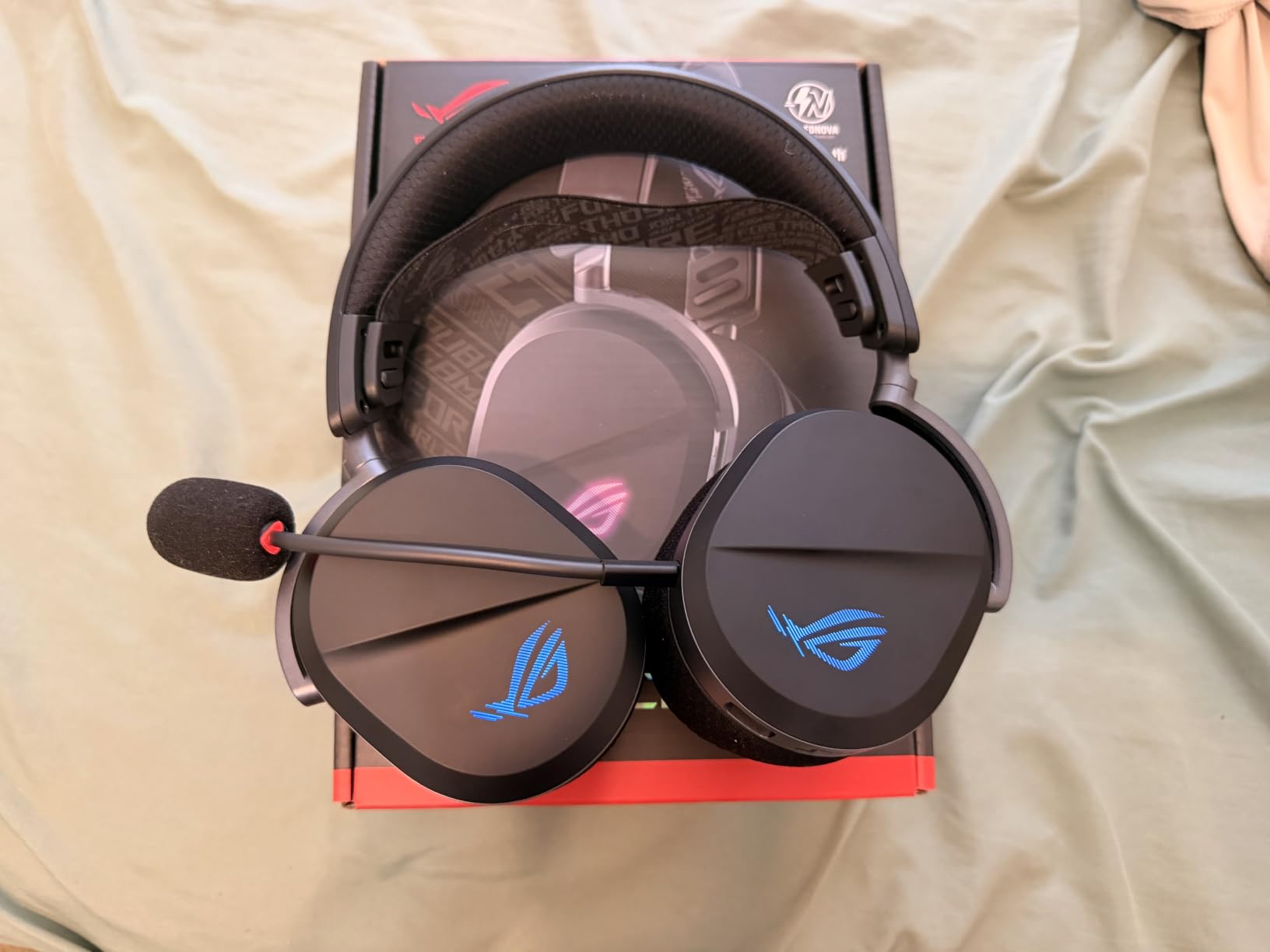 ASUS ROG Pelta Wireless Gaming Headset with Detachable Mic - Tri-Mode (BT, 2.4GHz, USB-C) 50mm Titanium-Plated Drivers, 70Hr Battery, Ergonomic, Lightweight, for PC, PS5, PS4, Switch, Mobile - Black customer photo 1