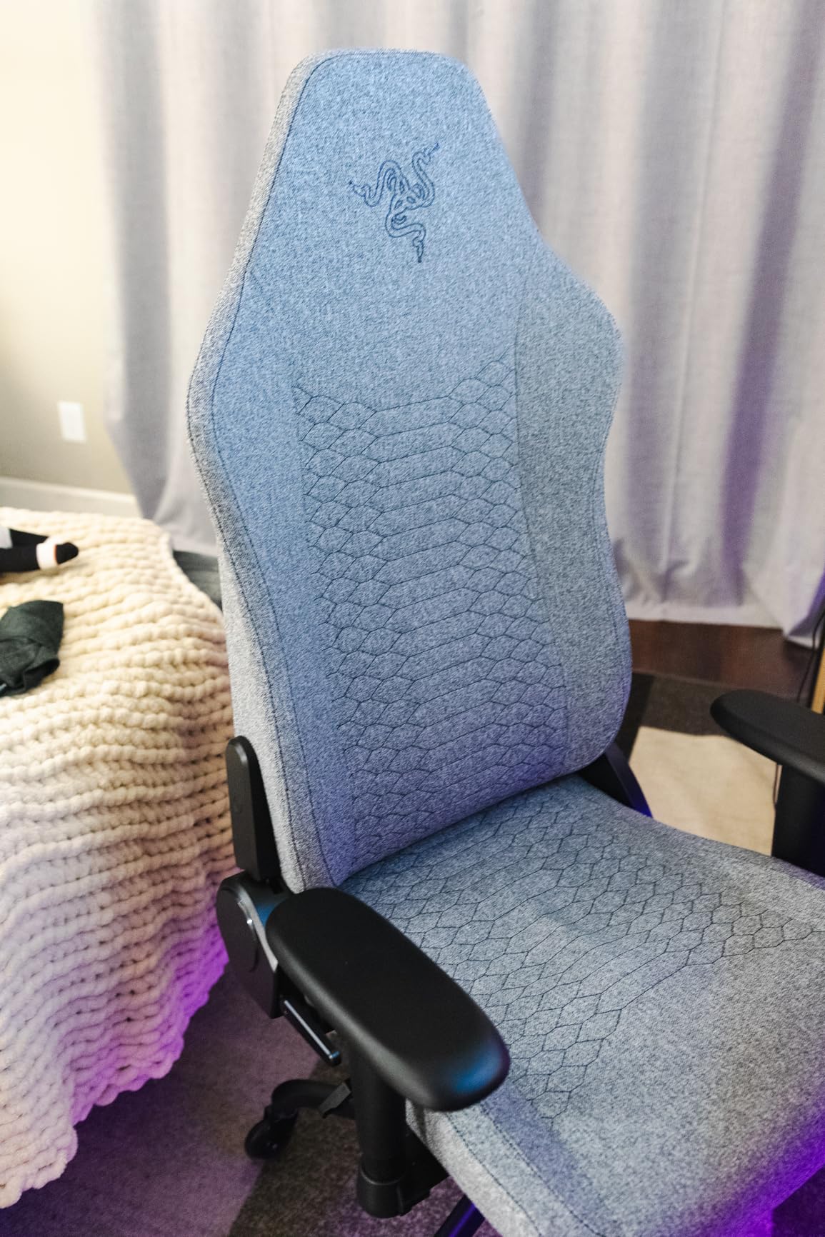 Razer Iskur V2 X Ergonomic Gaming Chair: Built-in Lumbar Support, Widened Seat Base, High Density Foam Cushions, Adjustable 152 Degree Recline, 2D Armrests, Plush Fabric Finish (Black) customer photo 1