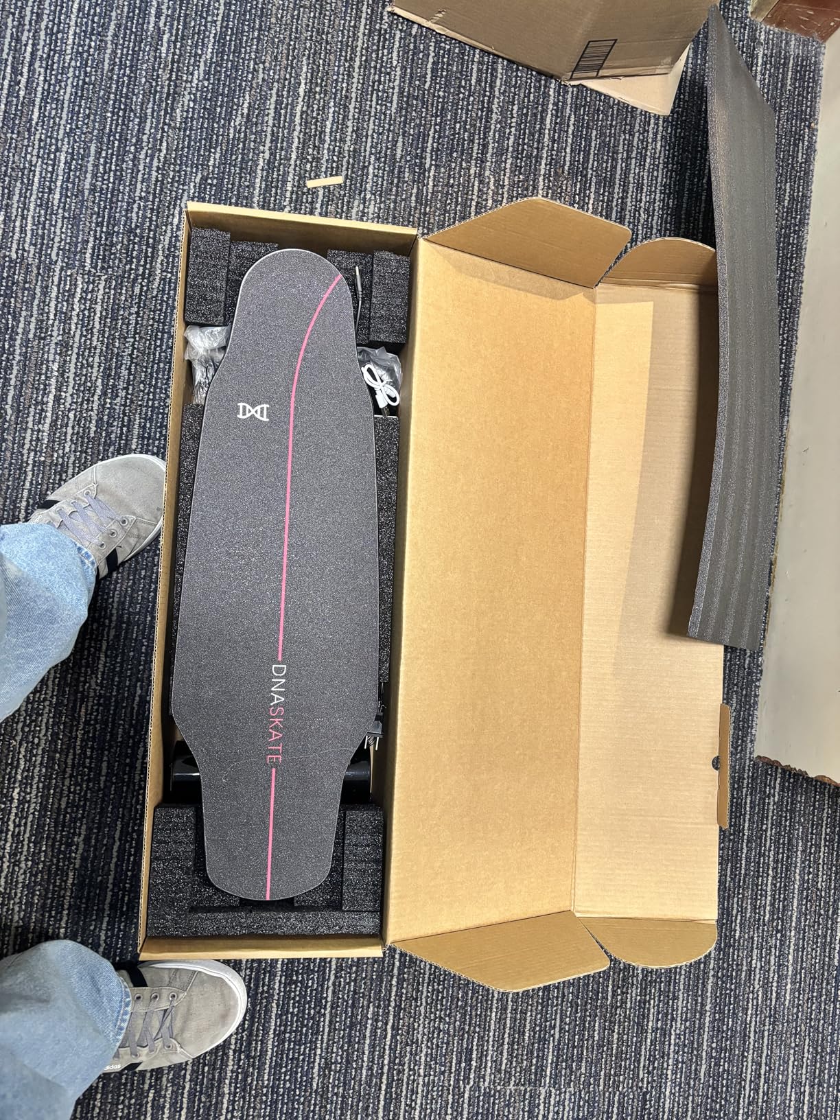 M8 Electric Skateboard with Remote, 15 Mph Top Speed, 9 Miles Range, 400W Hub-Motor, Skateboard for Adults & Teens customer photo 1