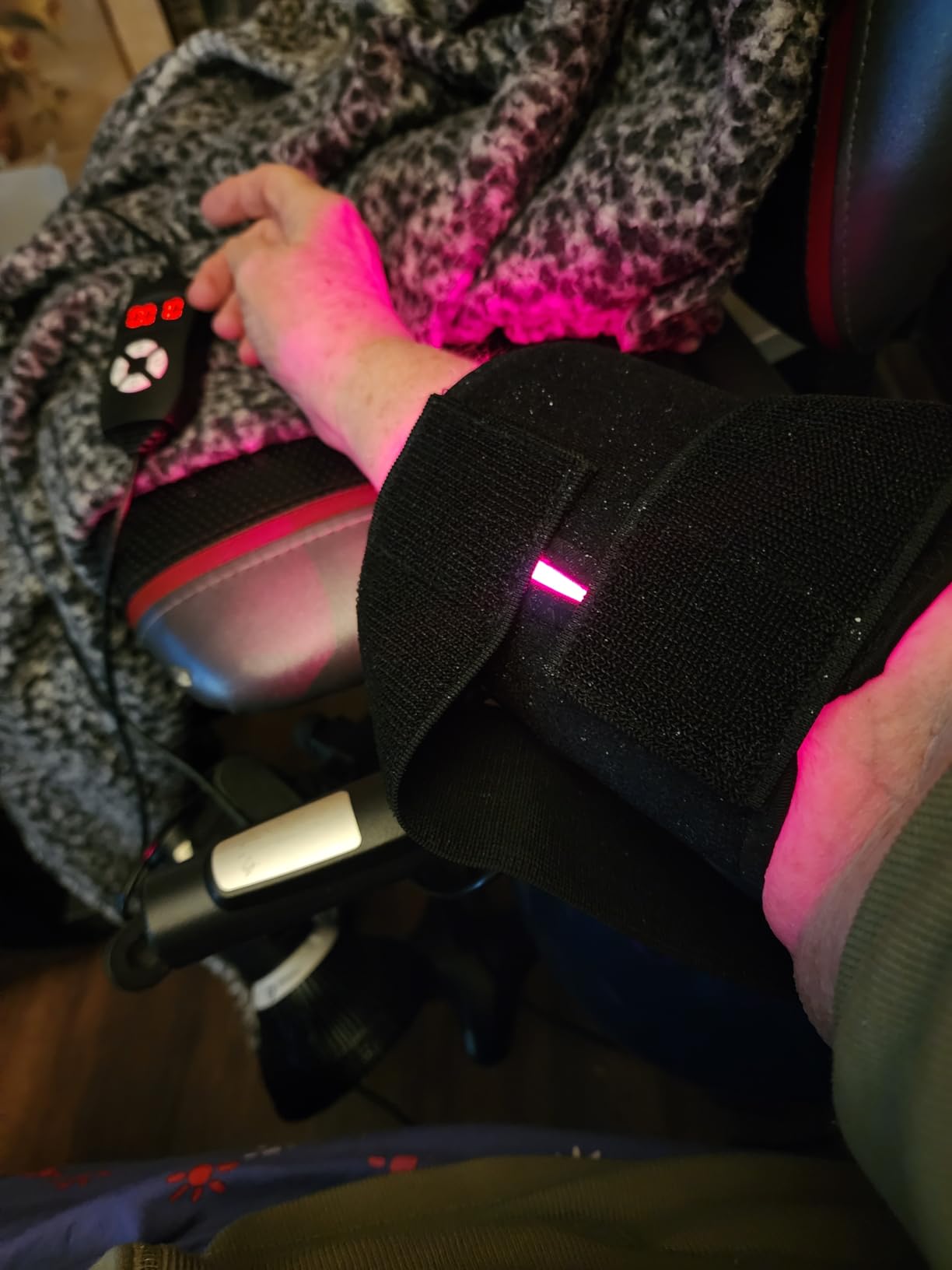 Red Light Therapy for Body, 660nm 850nm Infrared Light Therapy Pad, Wearable Wrap with Timer Remote Control for Back Shoulder Waist Knee, Infrared Light Device Home Use, 19.6'' x 8.6'' Large Area customer photo 1