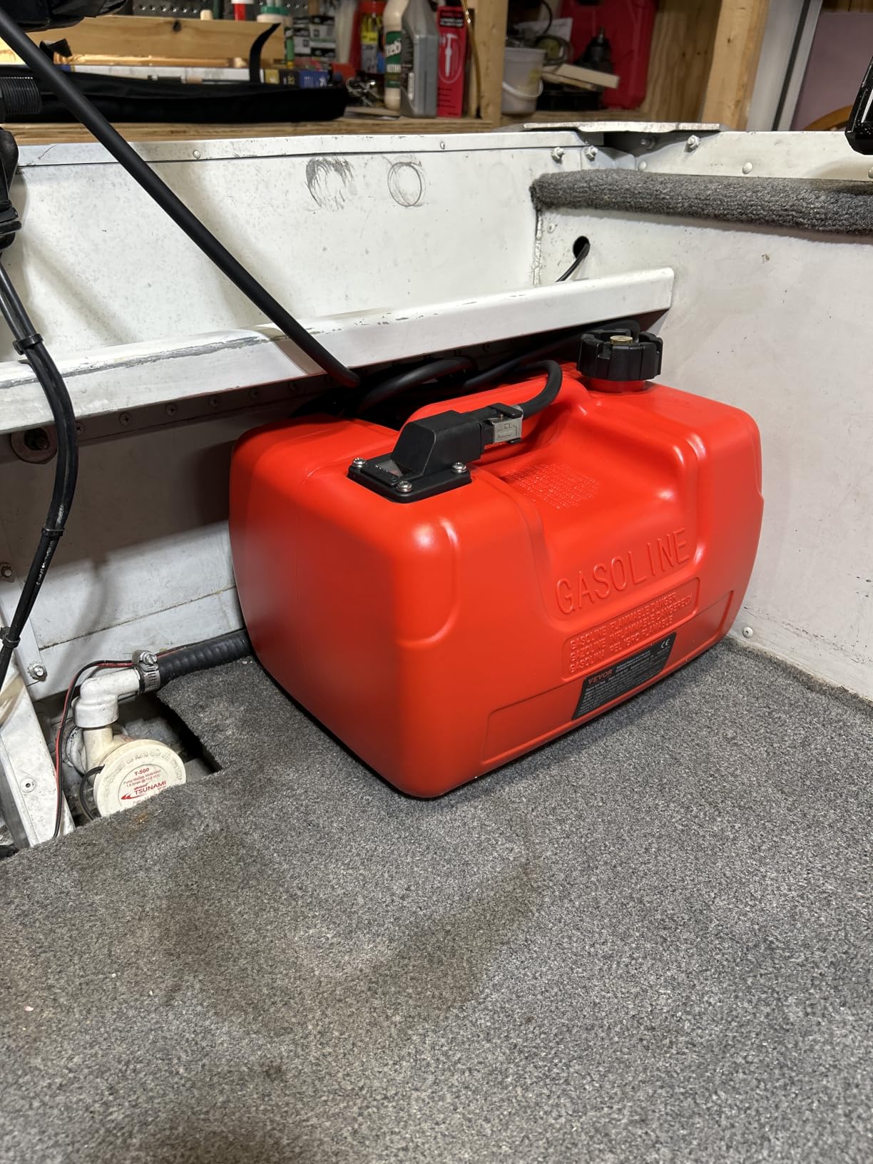 VEVOR Boat Fuel Tank, 3.17-Gallon/12-L Marine Outboard Transfer Tank, Transfer Tank with 9.8ft Hose, Gauge for Outboard Engine, Yacht, Fishing Boat, Deck, Red customer photo 1