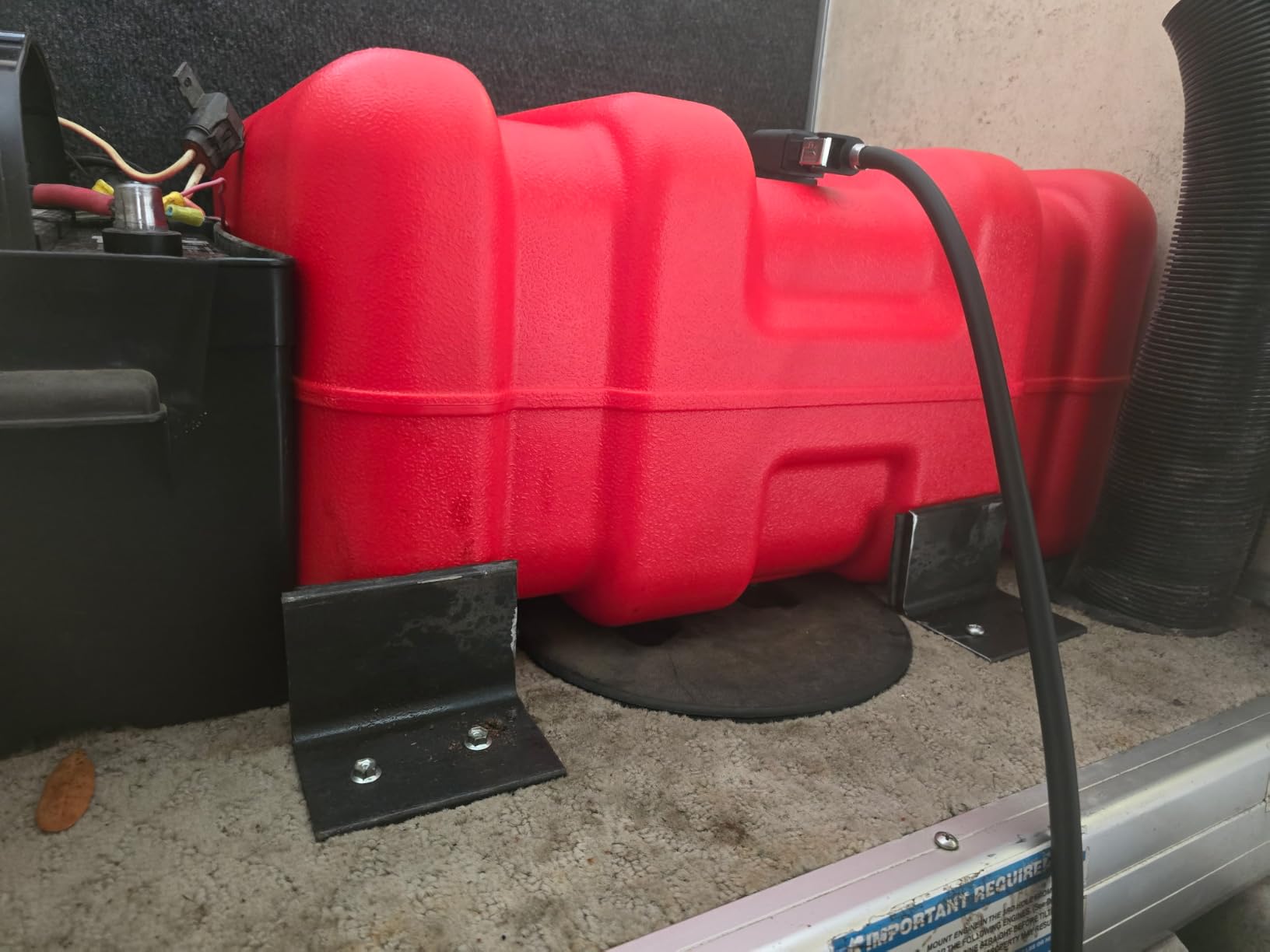 VEVOR Boat Fuel Tank, 3.17-Gallon/12-L Marine Outboard Transfer Tank, Transfer Tank with 9.8ft Hose, Gauge for Outboard Engine, Yacht, Fishing Boat, Deck, Red customer photo 2