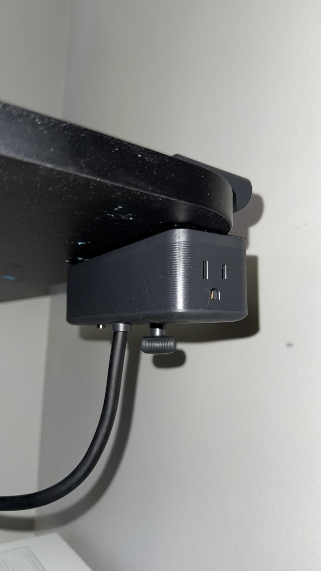 Anker Nano Power Strip, Desk Clamp with 1500J Surge Protector, 5ft Extension Cord, 70W Max Gaming Desk Accessories, 6 AC, 2 USB A, 2 USB C, Home Office Essentials, Fit 0.6~1.8 Tabletop Edge customer photo 2